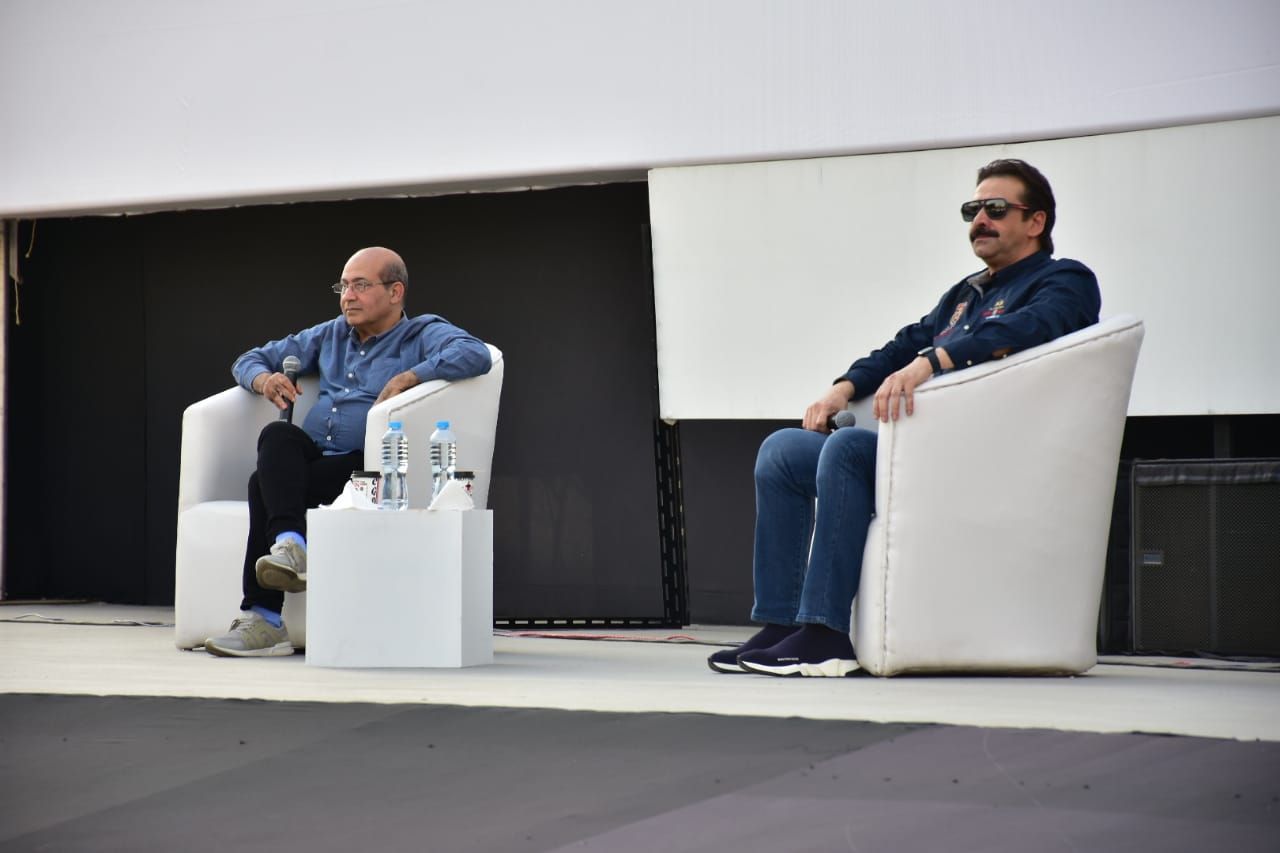 كريم عبد العزيز مع الناقد طارق الشناوي أثناء الندوة - المكتب الإعلامي للمهرجان