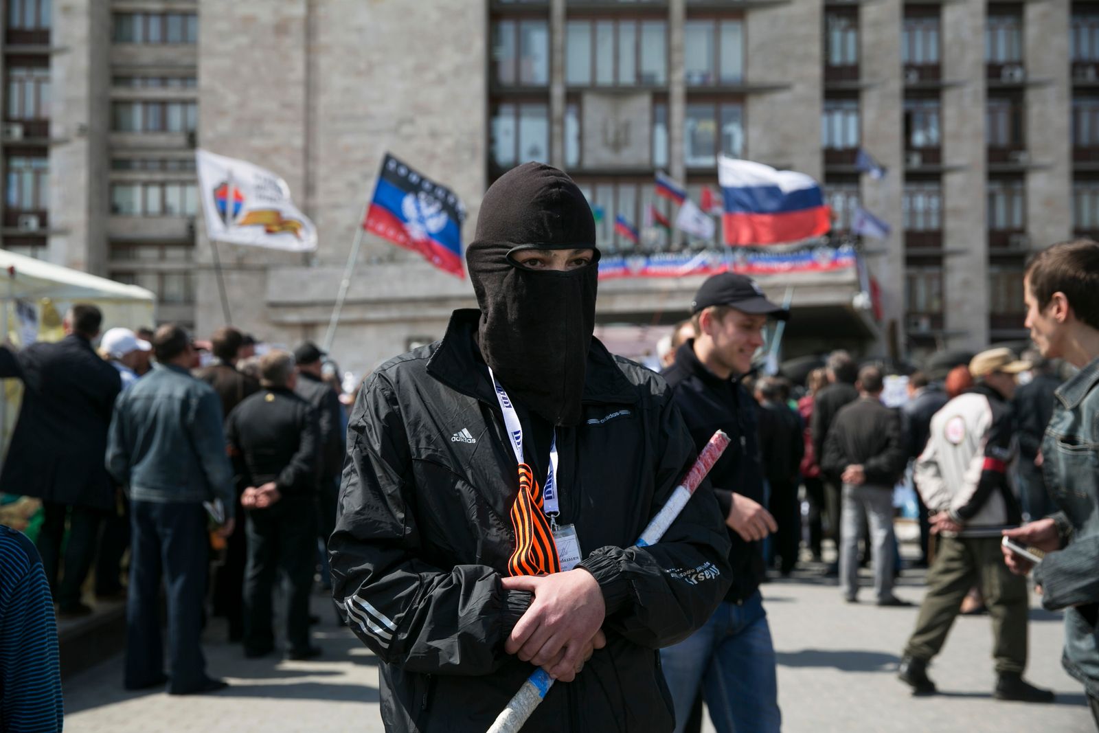 رجل مقنع مؤيد لروسيا يقف في حراسة بالقرب من حاجز خارج مبنى حكومي إقليمي في دونيتسك شرقي أوكرانيا، 21 أبريل 2014 - REUTERS