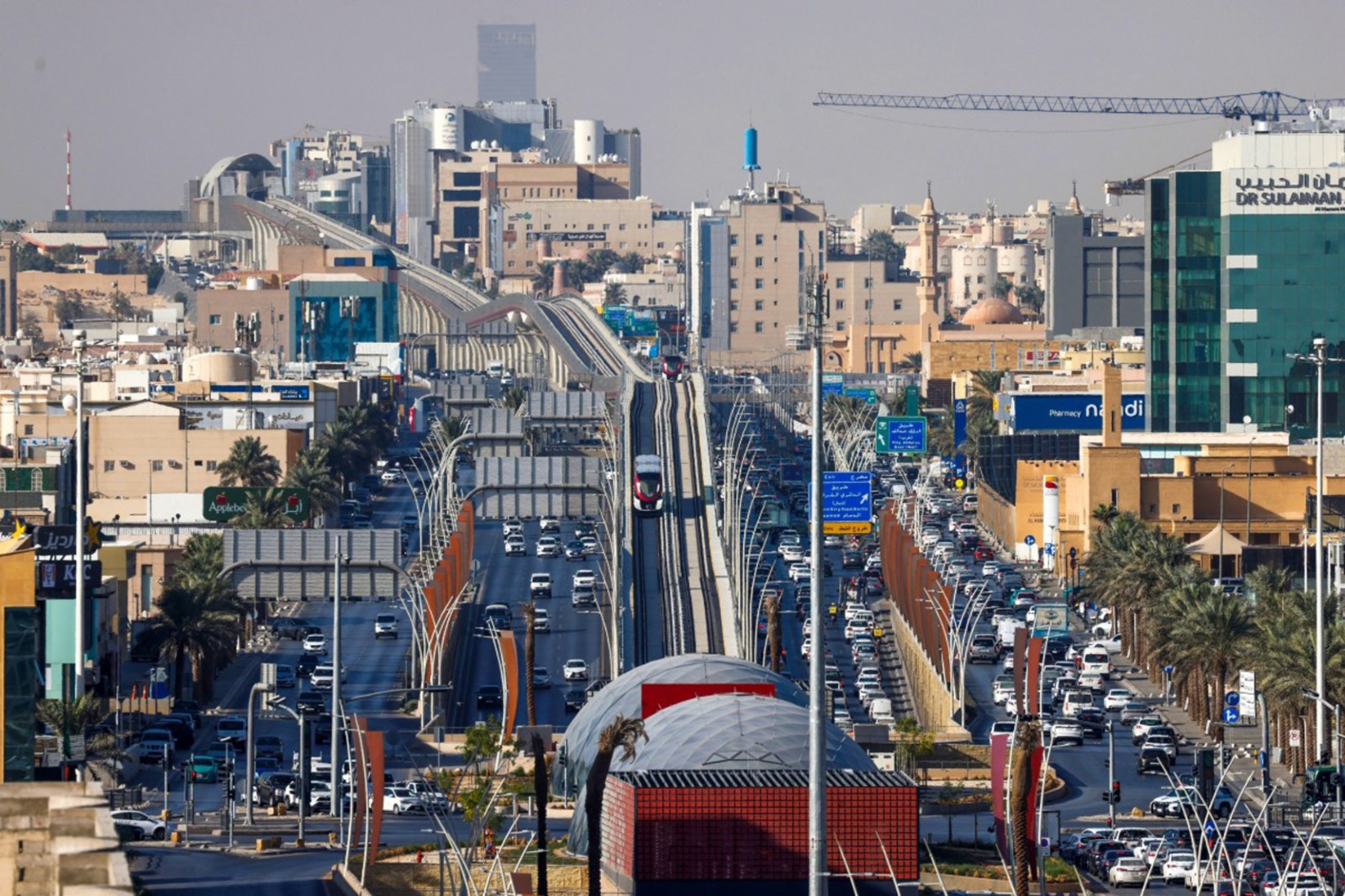 وسط مدينة الرياض ويظهر أحد خطوط المترو. 7 ديسمبر 2024