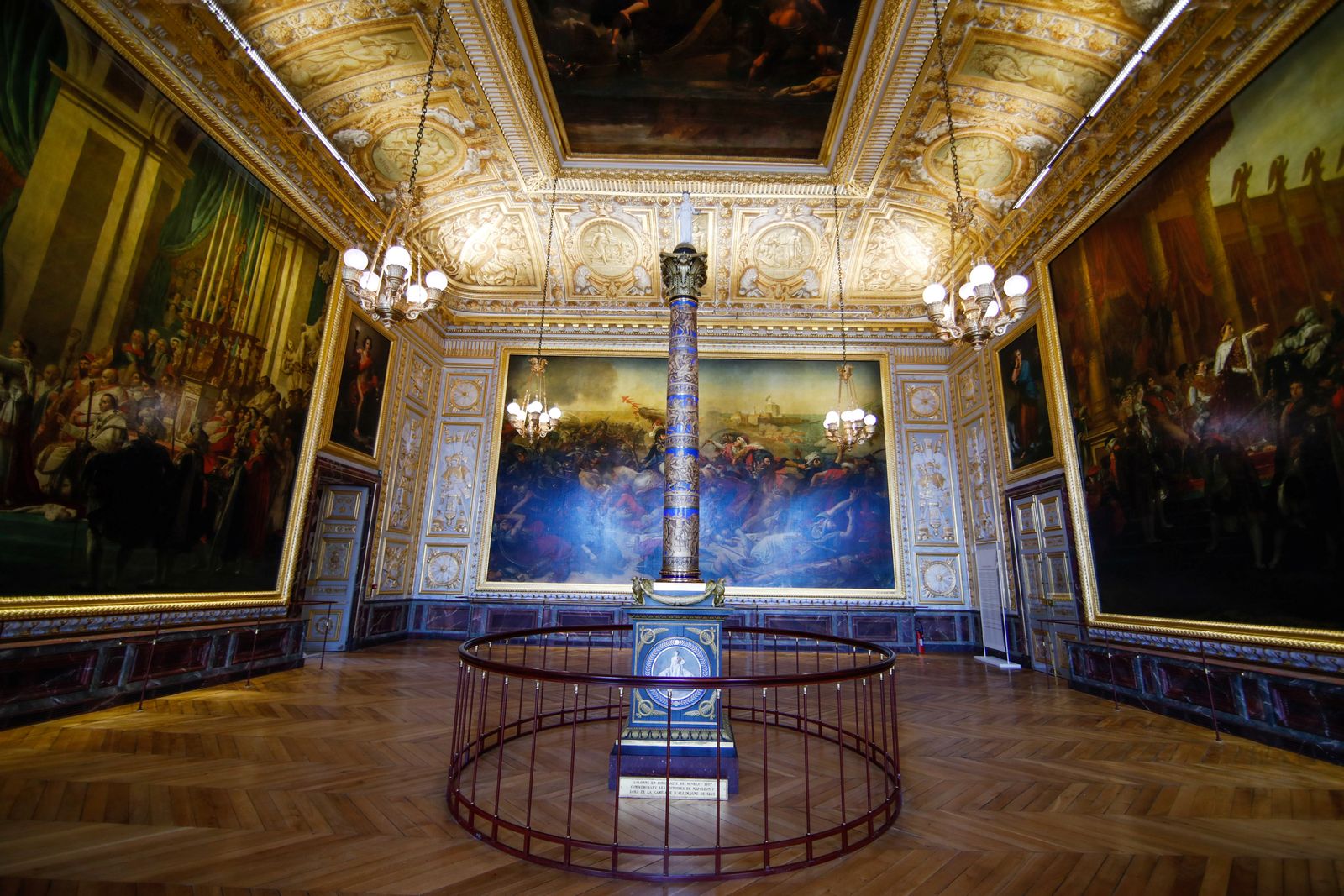 جانب من إحدى غرف قصر فرساي الفرنسي عشية إعادة افتتاحه، بعد تفشي مرض فيروس كورونا 5 يونيو 2020 - REUTERS