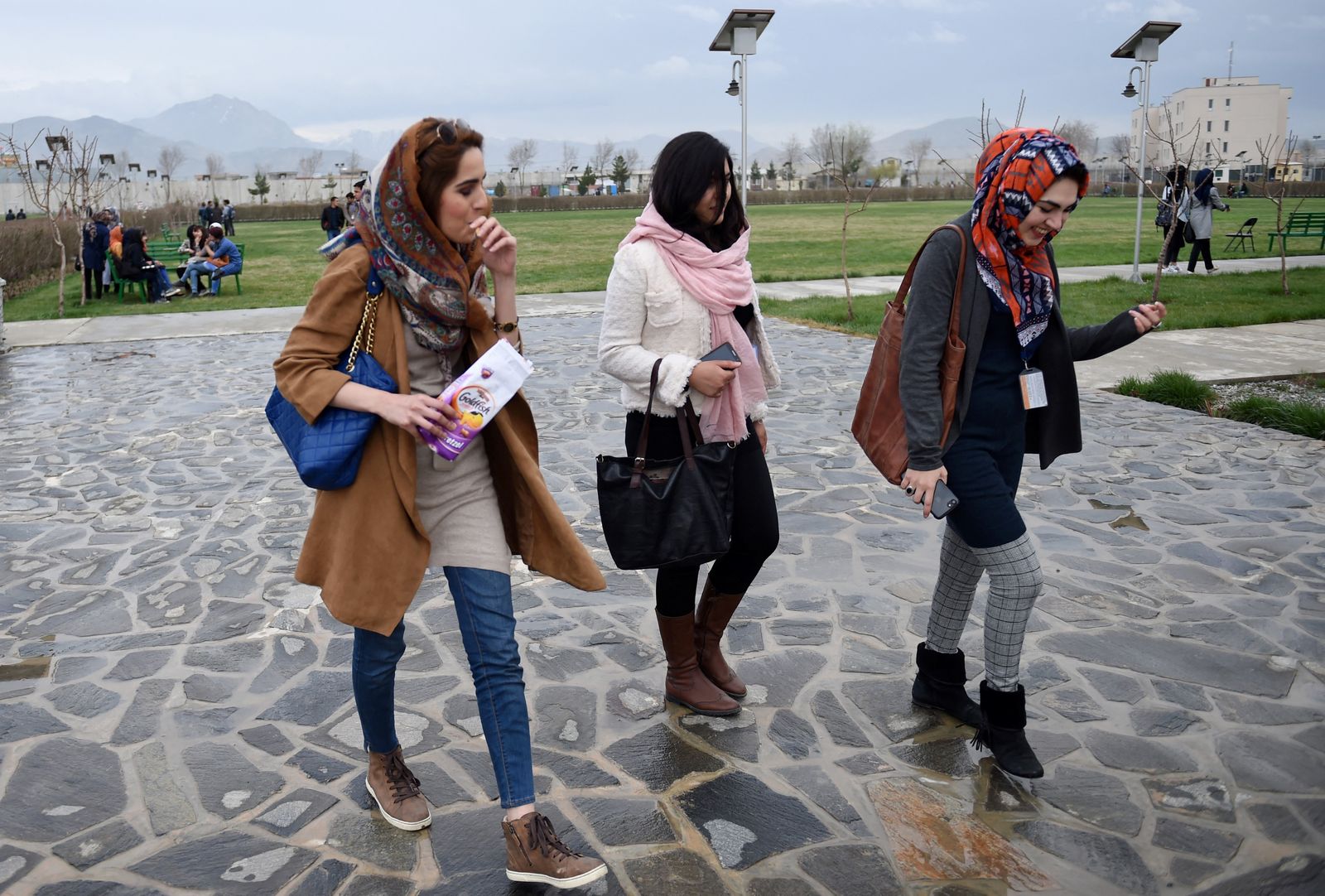 طالبات أفغانيات في الجامعة الأميركية بكابول - 28 مارس 2017 - AFP