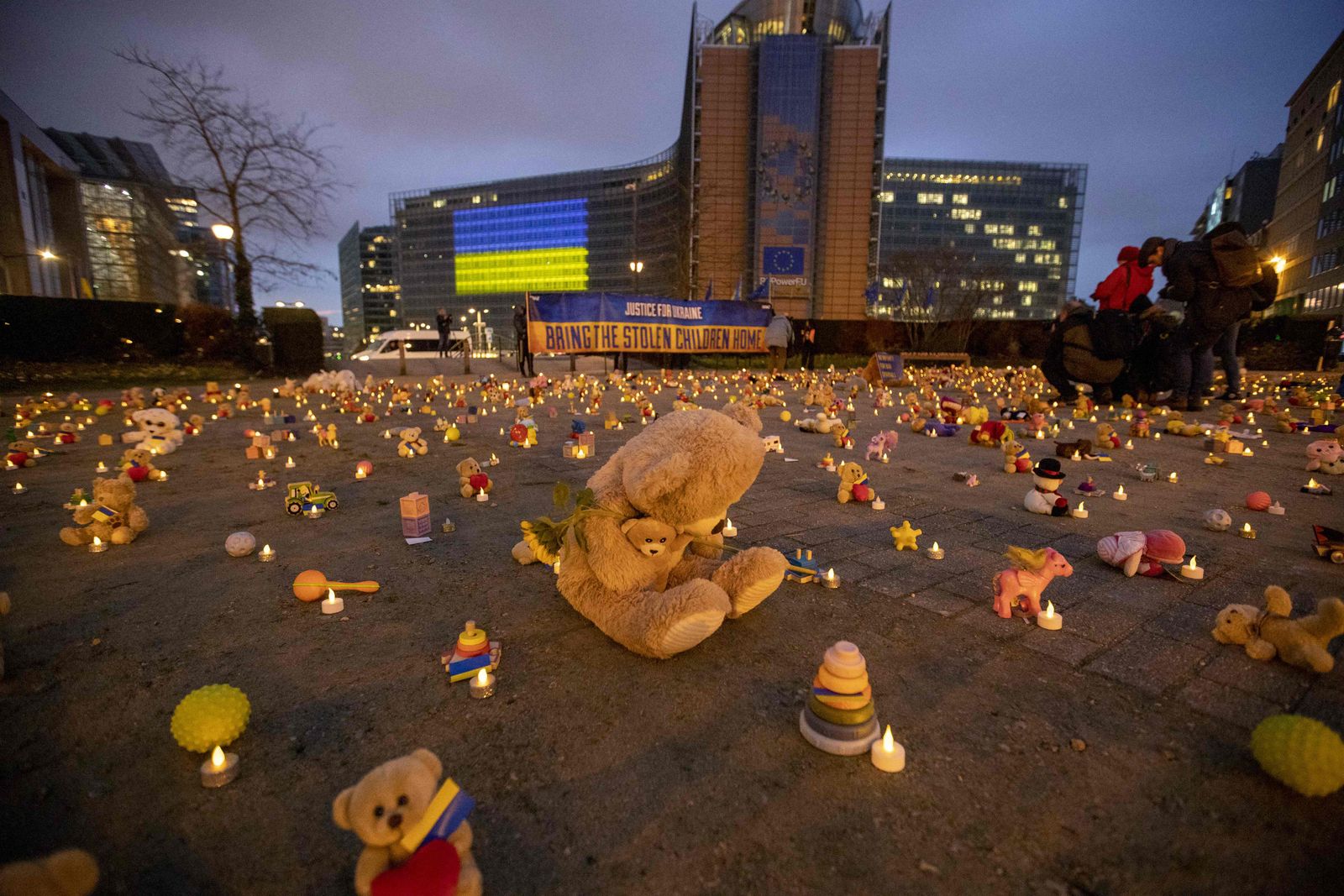 دمى وألعاب تمثل الأطفال الذين اختطفوا في أعقاب الحرب في أوكرانيا خلال فعالية نظمها لاجئون أوكرانيون في ميدان شومان في بروكسل. 23 فبراير 2023 - AFP