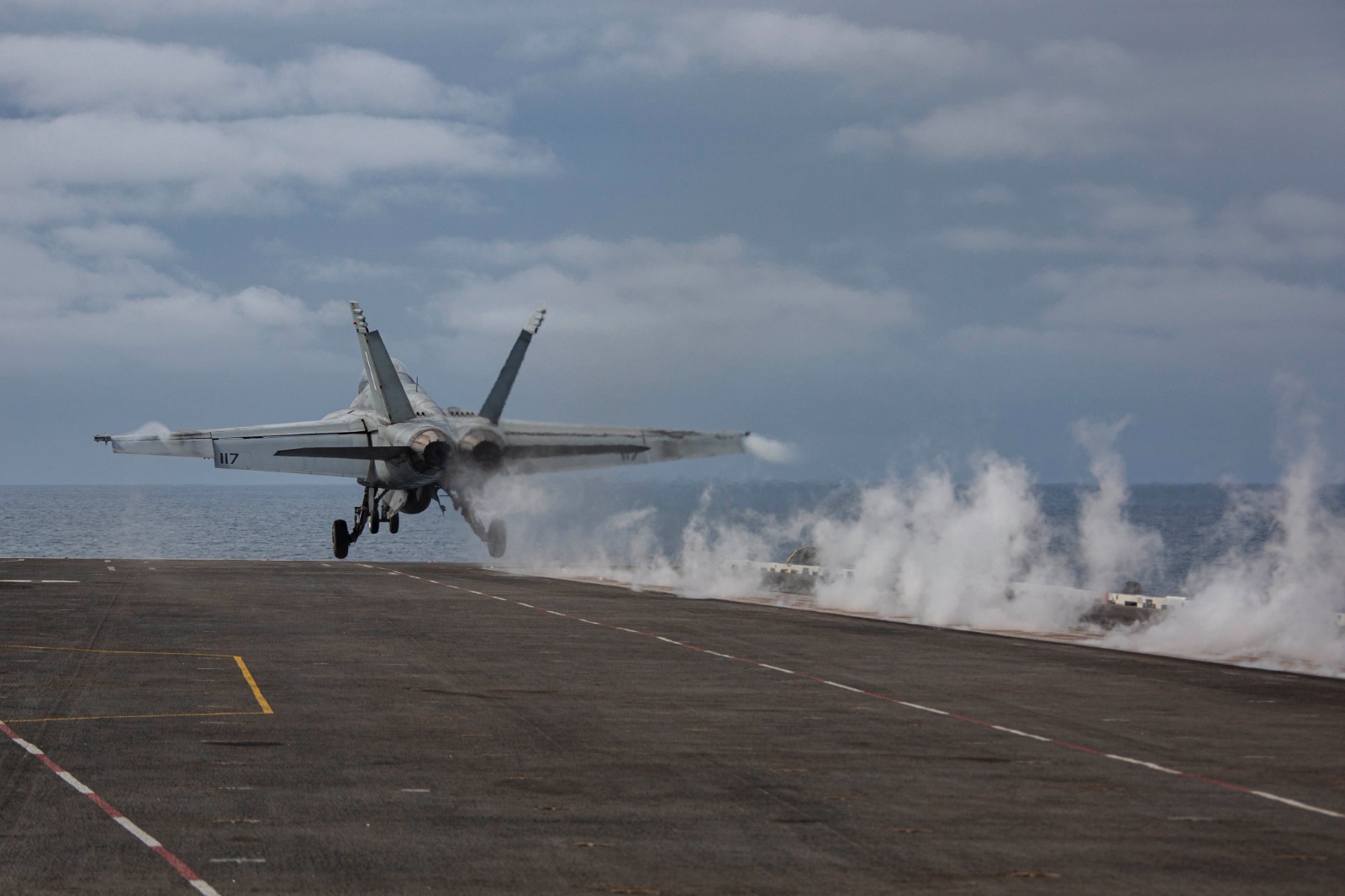 مقاتلة أميركية من طراز F/A-18F Super Hornet تقلع من على متن حاملة الطائرات أبراهام لينكولن، 10 مارس 2025
