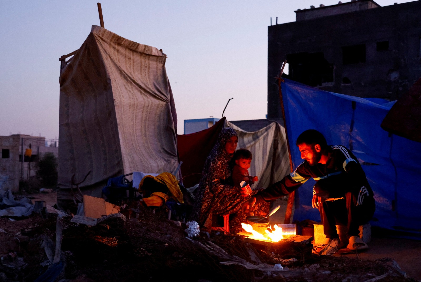 عائلة فلسطينية نازحة بمنطقة النصيرات في وسط قطاع غزة. 31 أكتوبر 2025