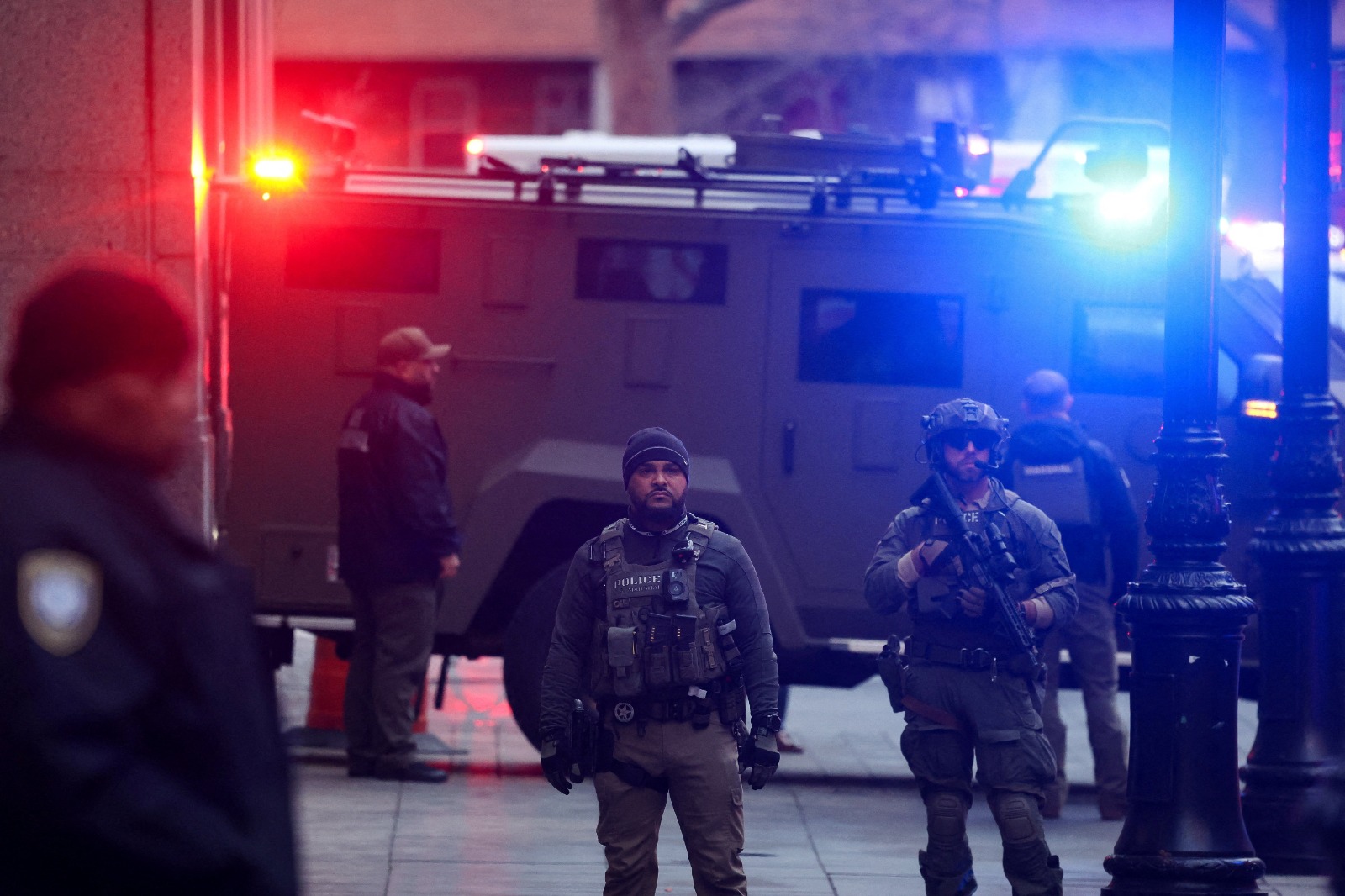 مسؤولو إنفاذ القانون يقومون بتأمين المنطقة إثر وصول الموكب المرافق للسيارة التي تقل الرئيس الفنزويلي نيكولاس مادورو إلى محكمة دانيال باتريك مانهاتن الفيدرالية في مدينة نيويورك. 5 يناير 2026