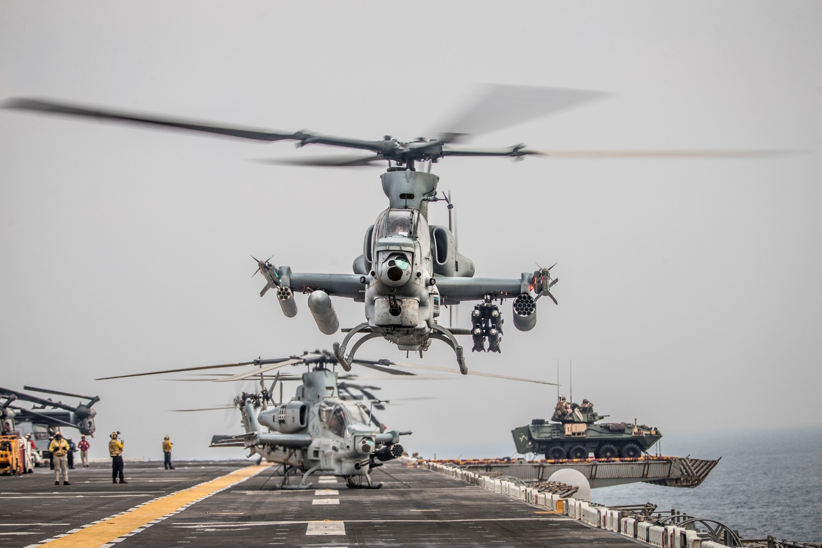 طائرة AH-1Z Viper تستعد للإقلاع على متن السفينة الهجومية البرمائية USS Boxer (LHD 4) أثناء عبورها مضيق هرمز قبالة عُمان. 12 أغسطس 2019