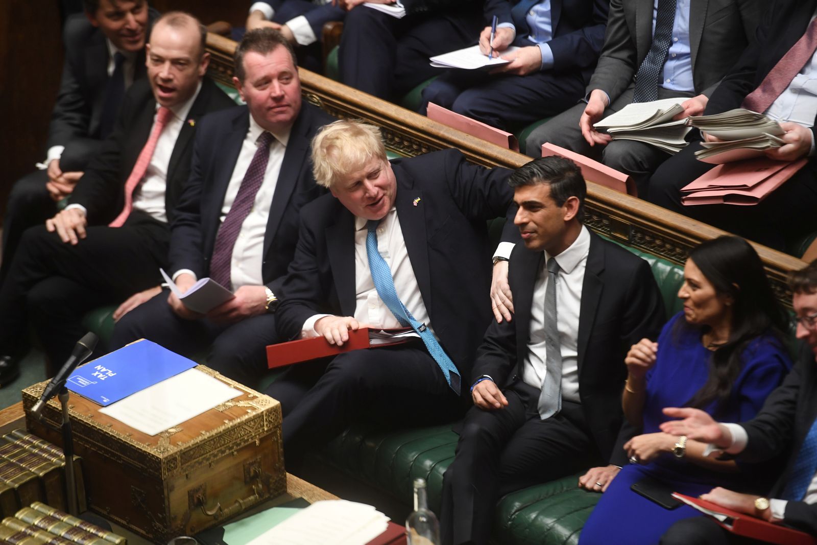 رئيس الوزراء البريطاني السابق بوريس جونسون ووزير الخزانة السابق ريشي سوناك خلال جلسة سابقة في مجلس العموم بلندن، بريطانيا- 23 مارس 2022