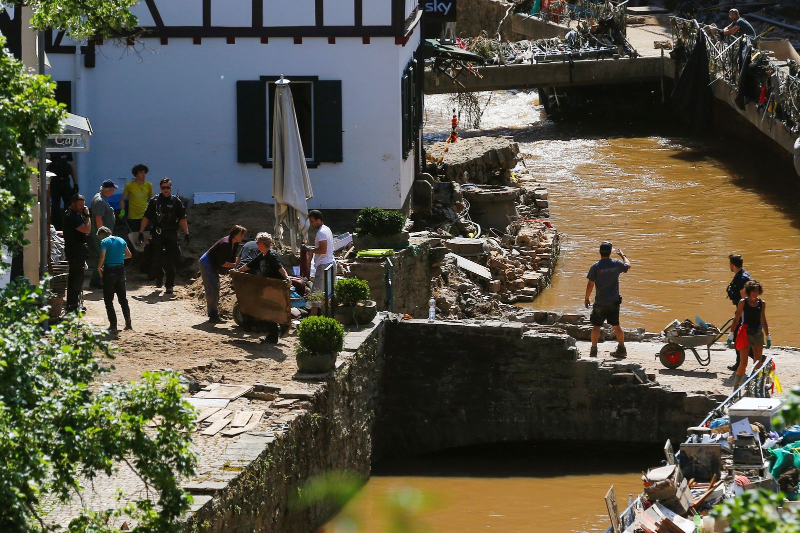 دمار لحق بجسور في المناطق التي ضربتها الفيضانات وأدت لمصرع العشرات. - REUTERS