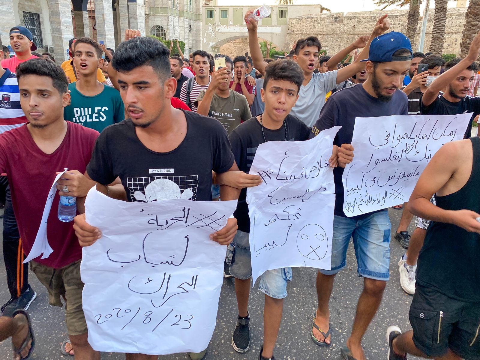 ليبيون يرددون هتافات خلال مظاهرة بسبب ضعف الخدمات العامة في ساحة الشهداء وسط العاصمة الليبية طرابلس- 24 أغسطس 2020.  - AFP
