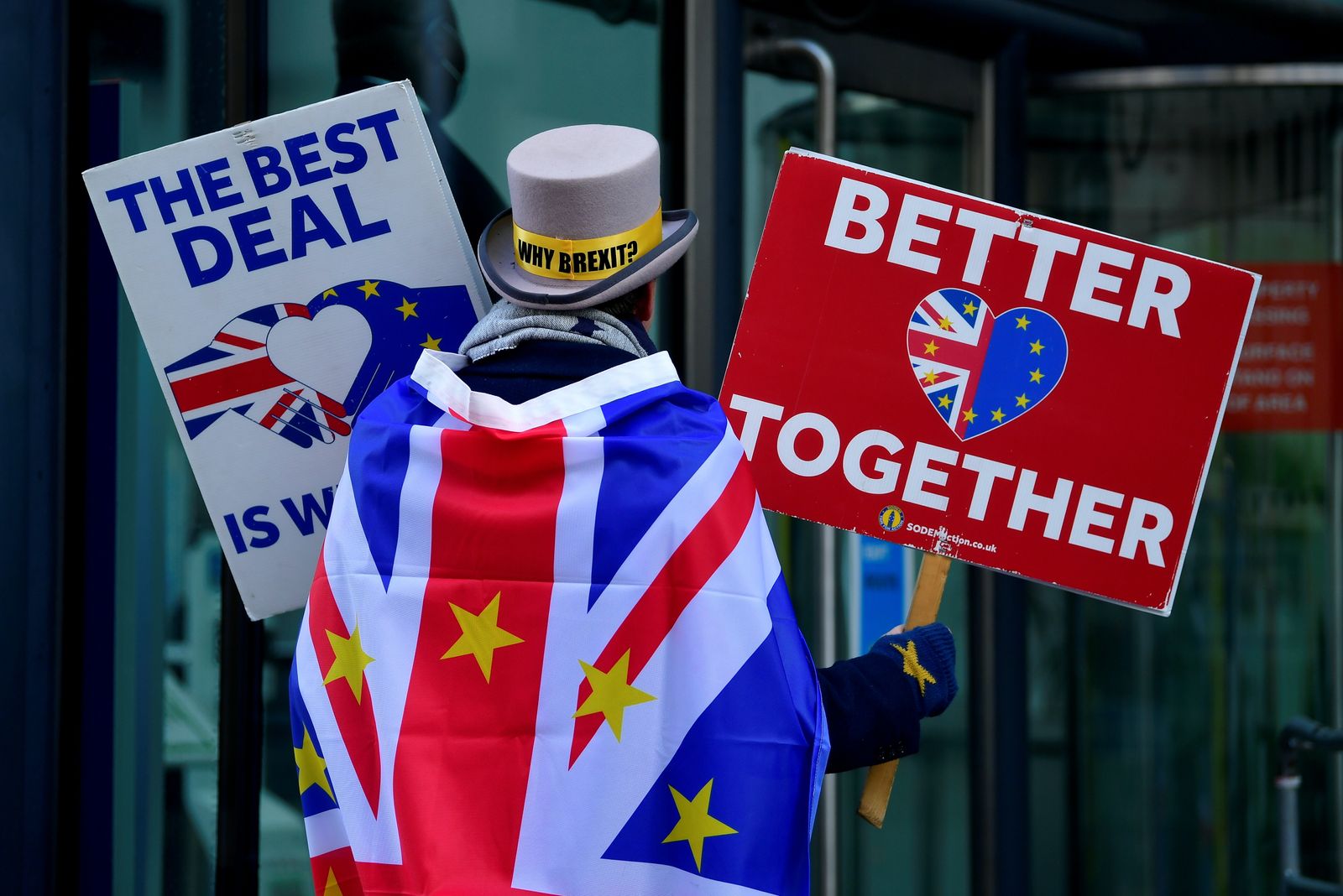 معارض لخروج بريطانيا من الاتحاد الأوروبي، يتظاهر في لندن - 9 نوفمبر 2020 - REUTERS