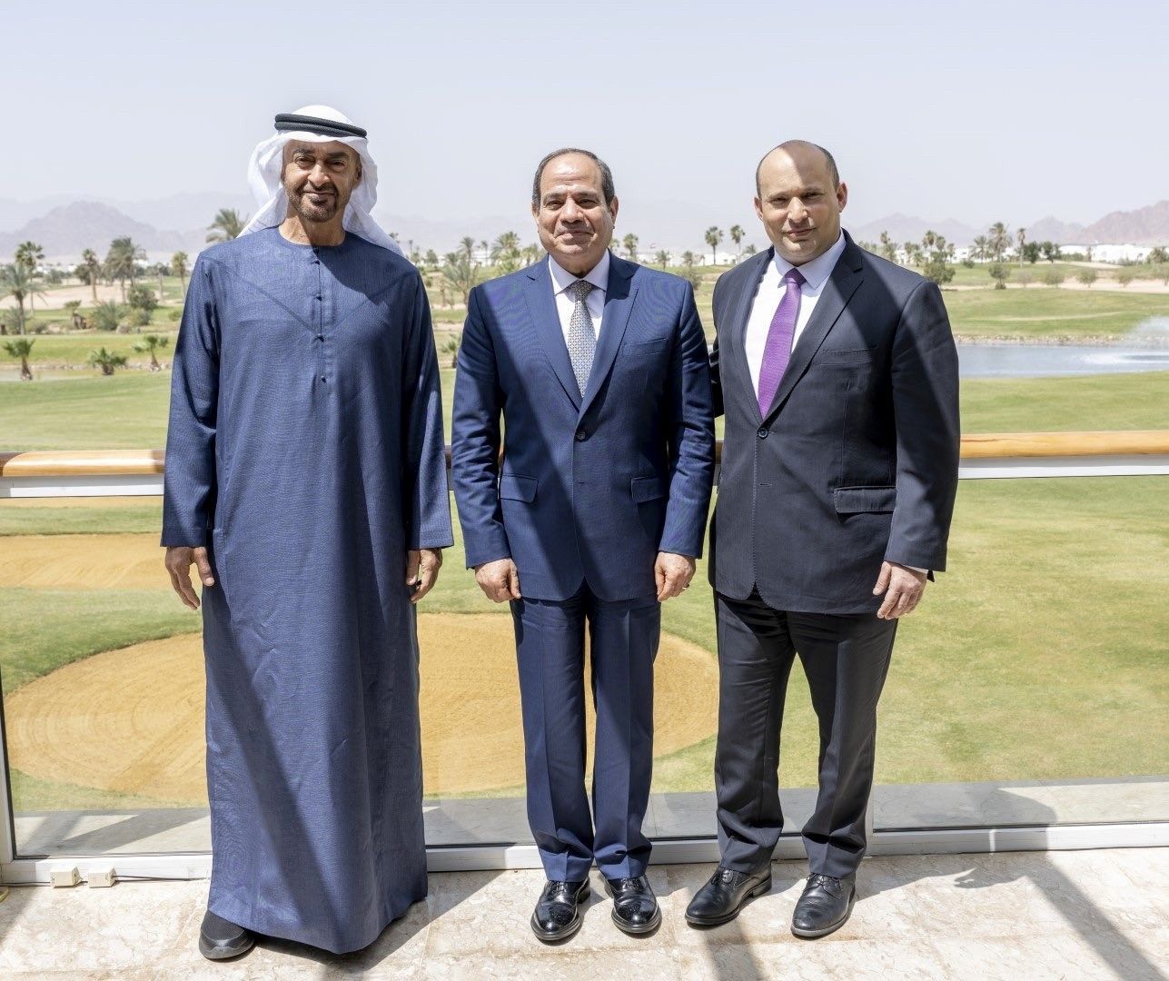الرئيس المصري عبدالفتاح السيسي يتوسط ولي عهد أبوظبي الشيخ محمد بن زايد (يسار) ورئيس الوزراء الإسرائيلي نفتالي بينيت في شرم الشيخ، مصر في 22 مارس 2022 - الرئاسة المصرية