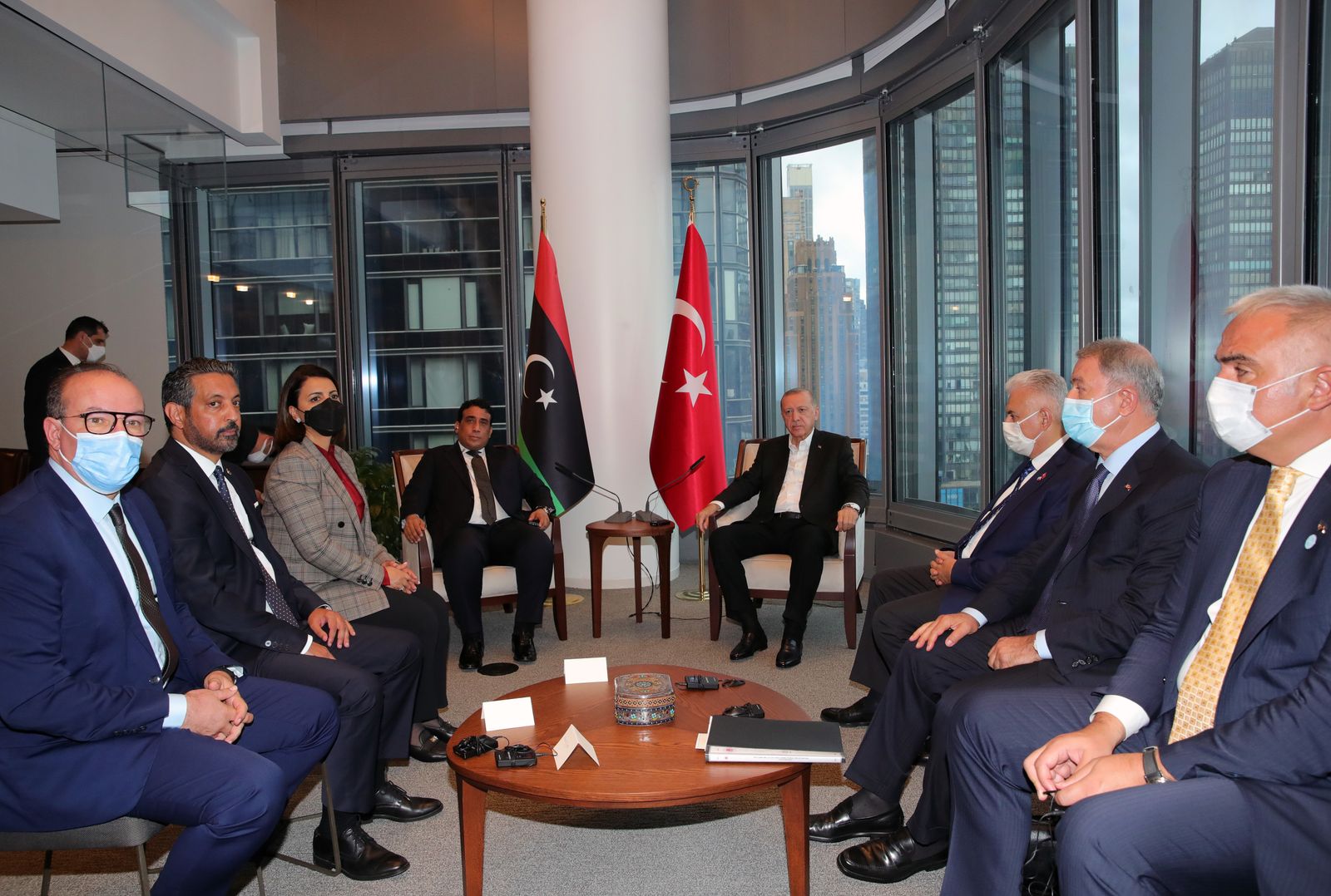 الرئيس التركي رجب طيب أردوغان يلتقى رئيس المجلس الرئاسي الليبي محمد المنفي في نيويورك. 22 سبتمبر 2021. - Getty Images