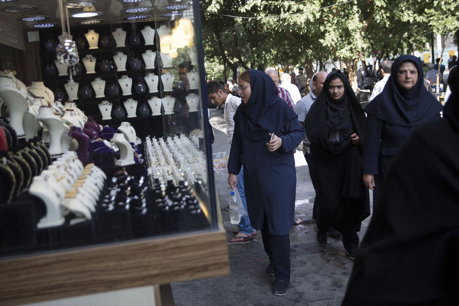يتجوّلون قرب متجر مجوهرات في طهران - 22 أغسطس 2015 - Bloomberg