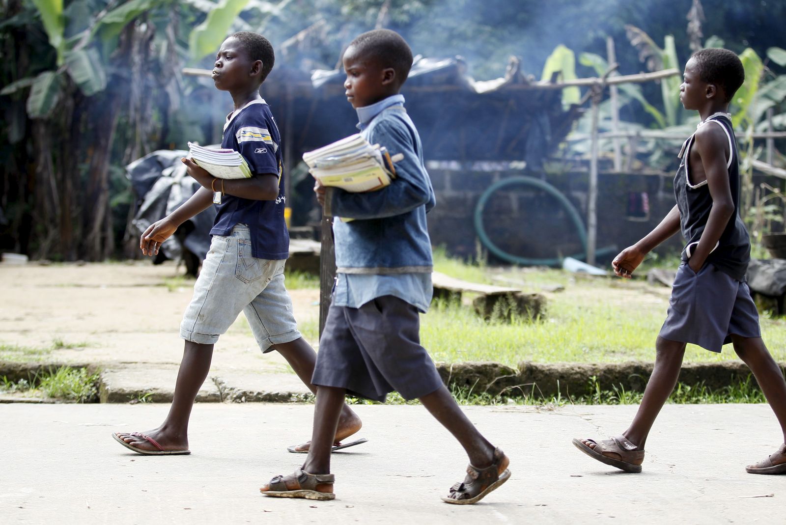أطفال يعودون من المدرسة في الصباح في منطقة دلتا بنيجيريا خلال تصاعد عمليات الاختطاف في 2015 - REUTERS