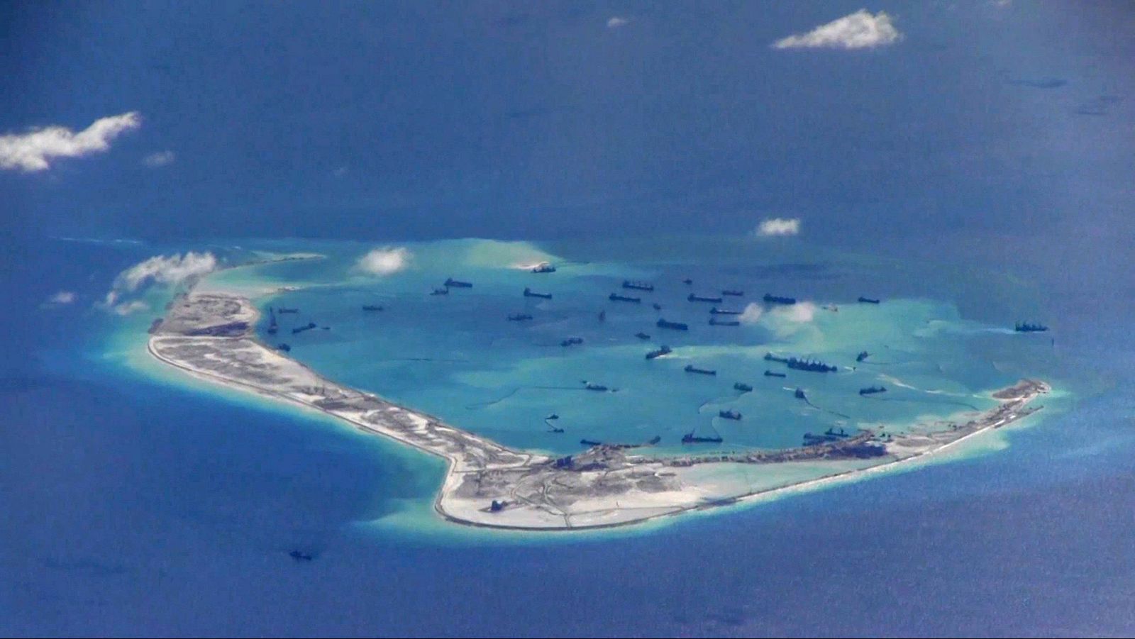صورة من تسجيل مصوّر التقطته طائرة استطلاع أمركية تظهر سفن تجريف صينية في جزر 