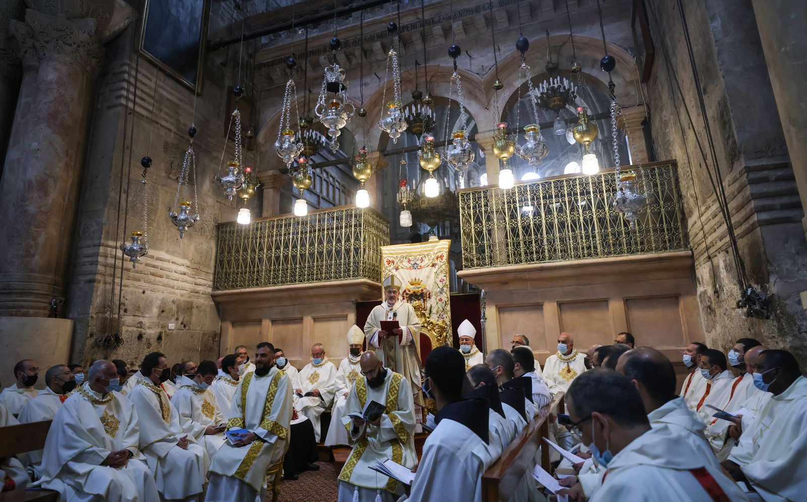 بطريرك القدس للاتين، بييرباتيستا بيتسابالا، يرأس قداسا في كنيسة القيامة بالقدس 1 أبريل ، 2021 - AFP