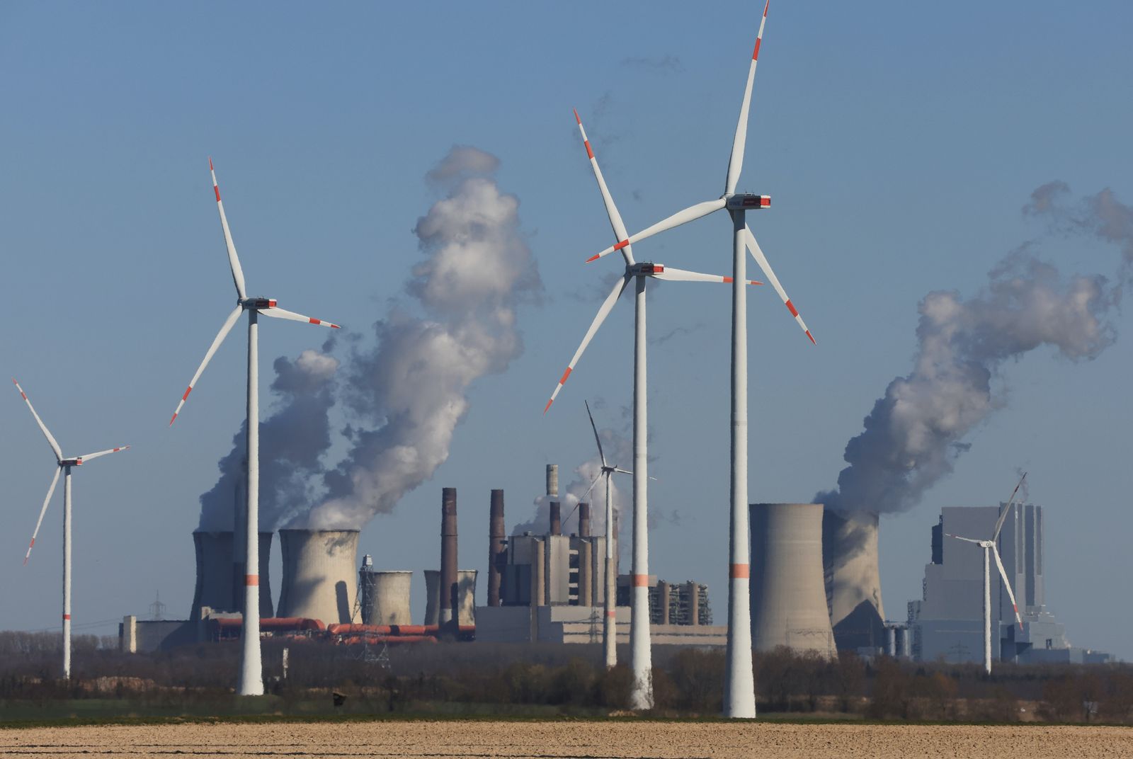 توربينات تولّد طاقة من الرياح أمام محطات لتوليد الطاقة من الفحم في مدينة كولن الألمانية - 18 مارس 2022 - REUTERS