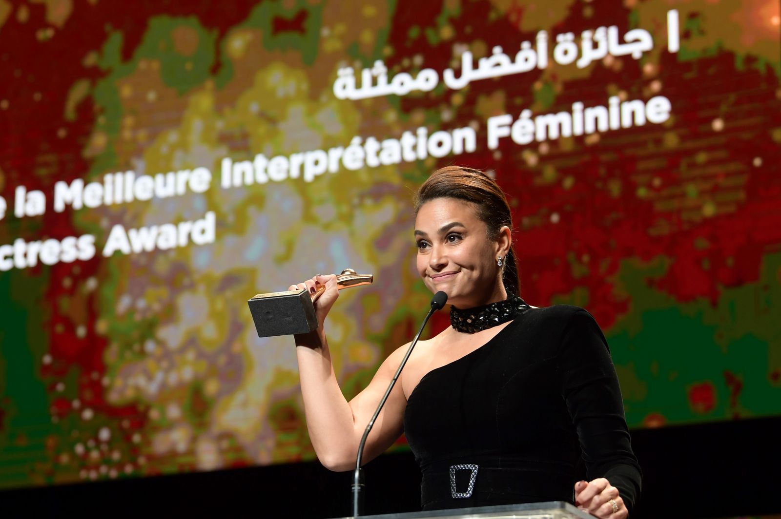 هند صبري تتسلم جائزة أفضل ممثلة في الدورة الـ30 لمهرجان قرطاج عن الفيلم التونسي 