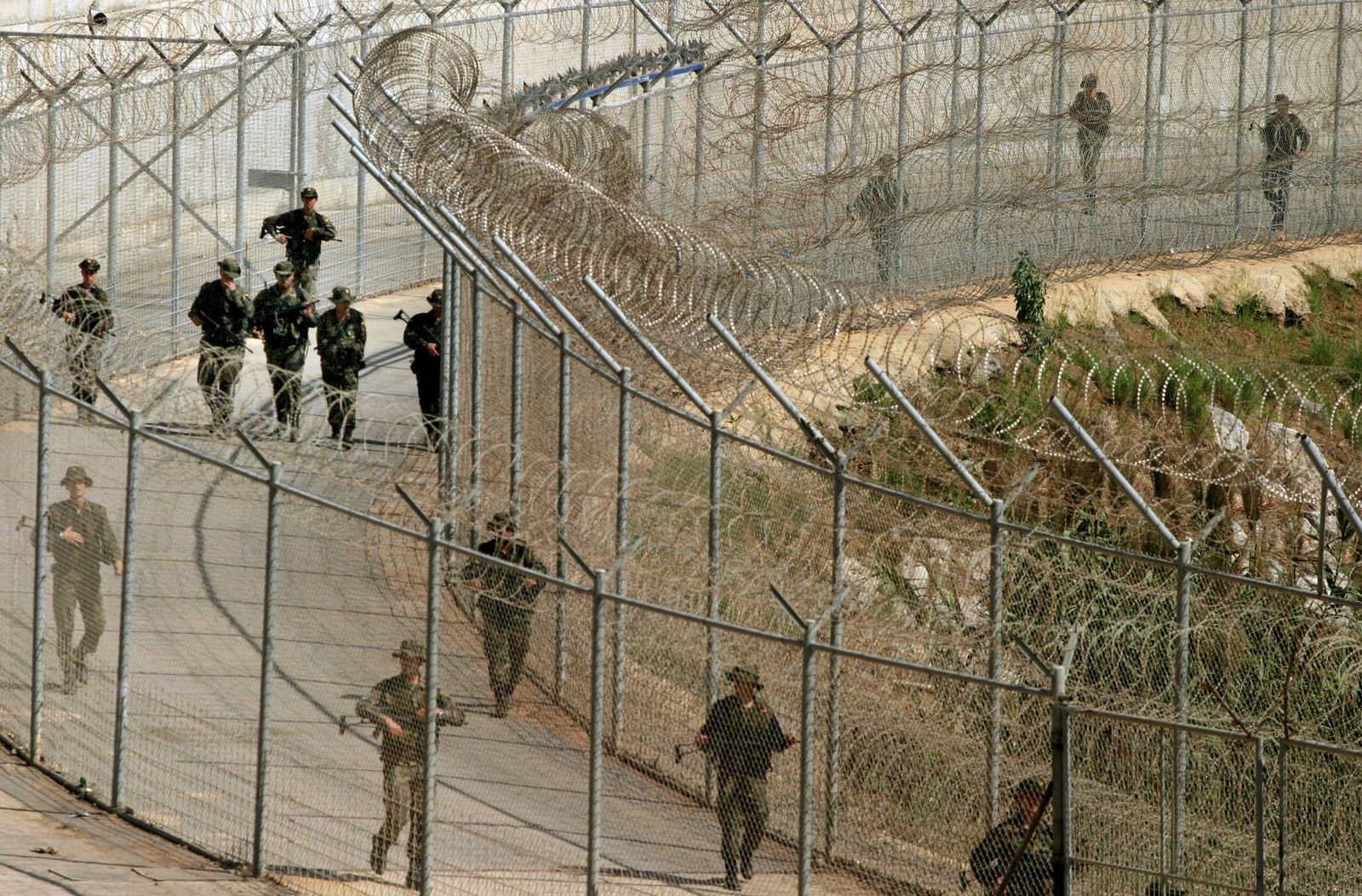 جنود إسبان يؤمنون السياج الحدودي لمدينة سبتة، التي يطالب المغرب باسترجاعها. أكتوبر 2005. - REUTERS