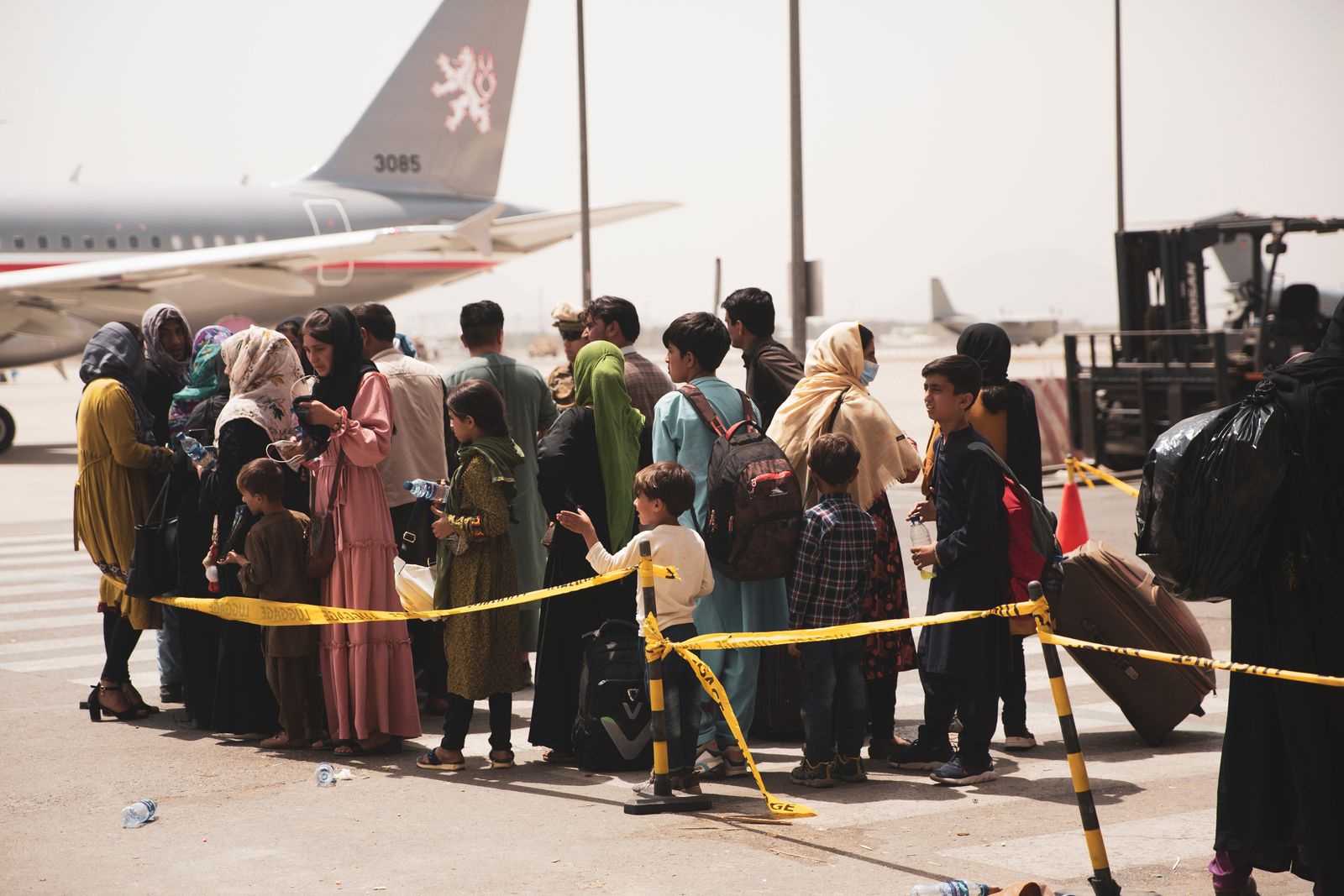 مدنيون يستعدون لركوب طائرة، أثناء عملية إجلاء في مطار حامد كرزاي الدولي ، كابول ، أفغانستان- 18 أغسطس 2021 - via REUTERS