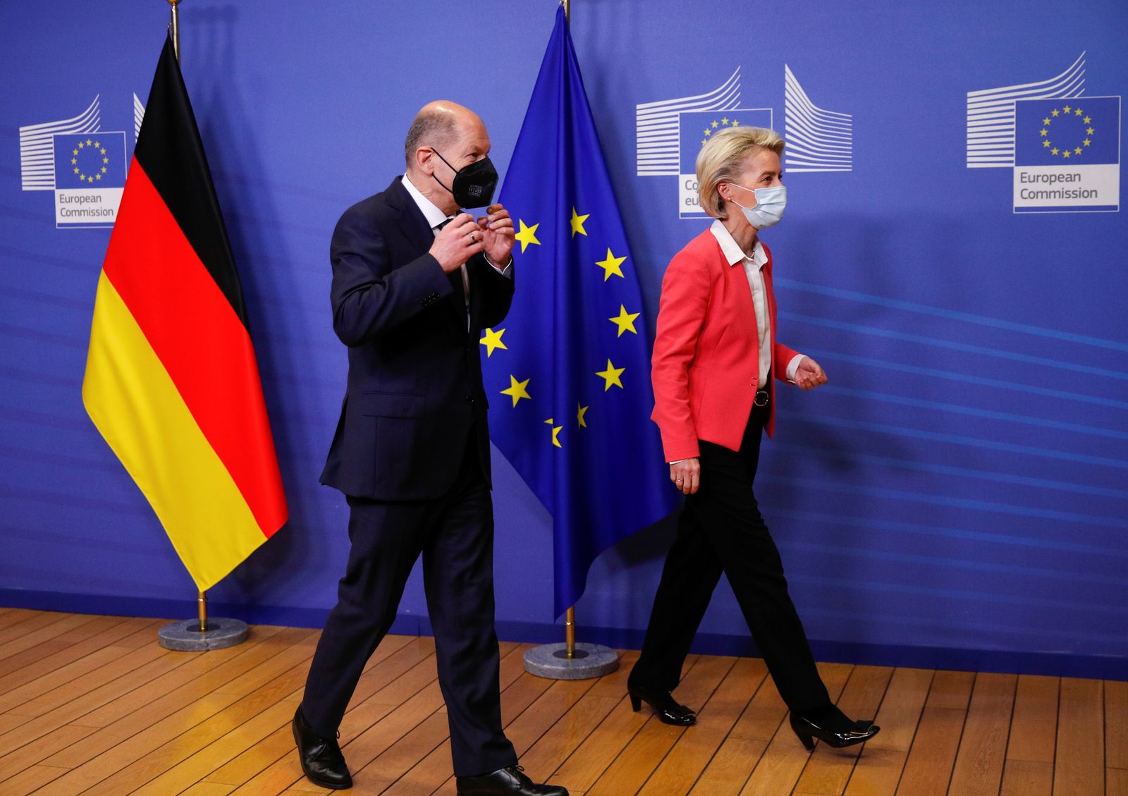 المستشار الألماني الجديد أولاف شولتس رفقه رئيسة المفوضية الأوروبية أورسولا فون دير لاين قبيل انطلاق اجتماع المفوضية الأوروبية في بروكسل - 15 ديسمبر 2021 - REUTERS 
