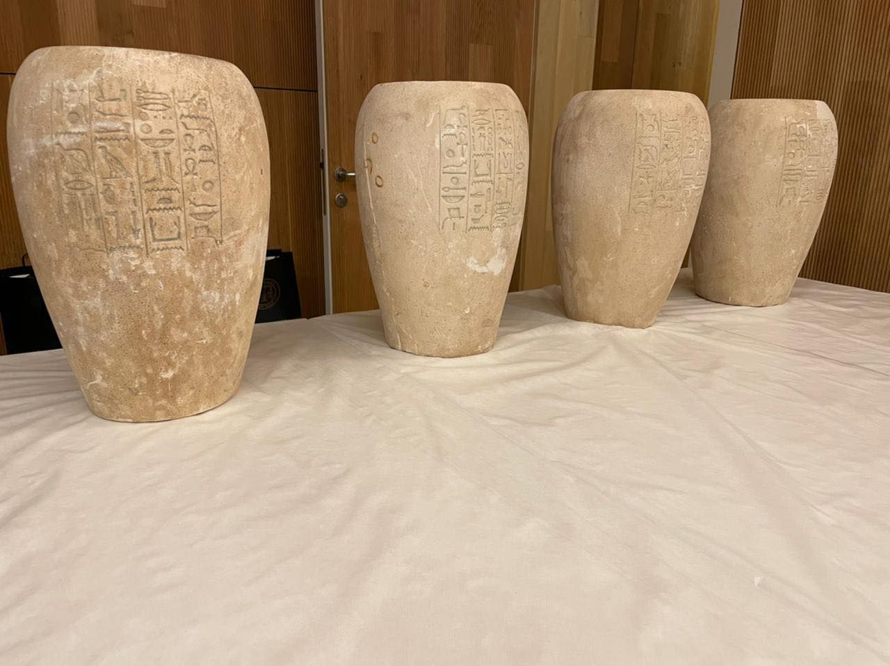 وفد النيابة المصري عاين الآثار المضبوطة وضاهاها بالصور المرسلة من السلطات الإسبانية - twitter/EgyptianPPO