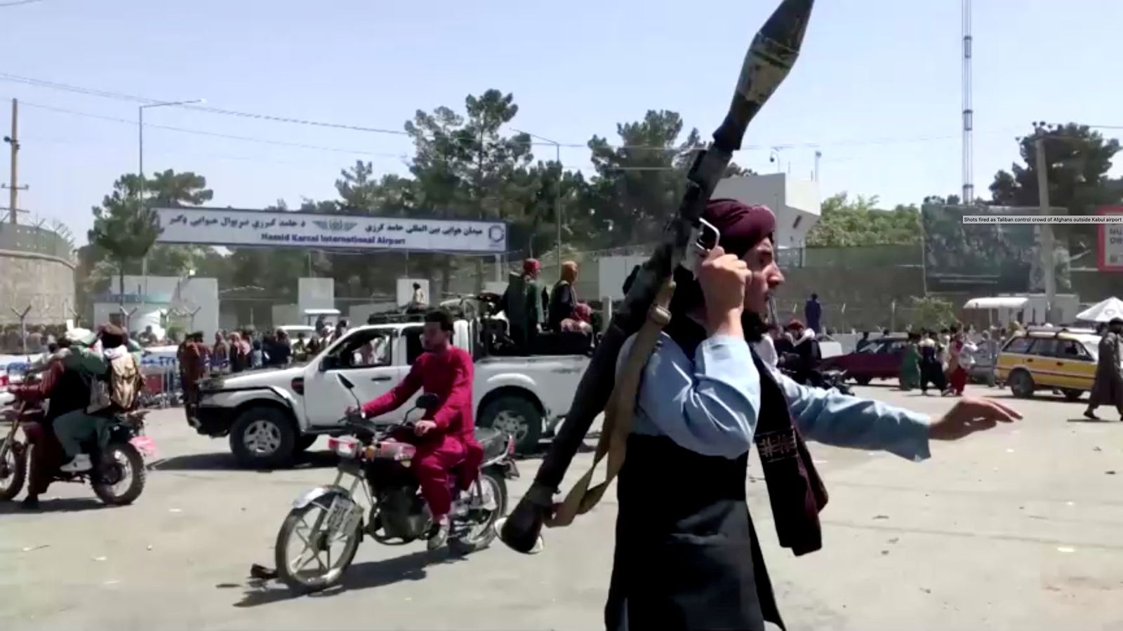 أحد عناصر طالبان قرب مطار كابول - REUTERS