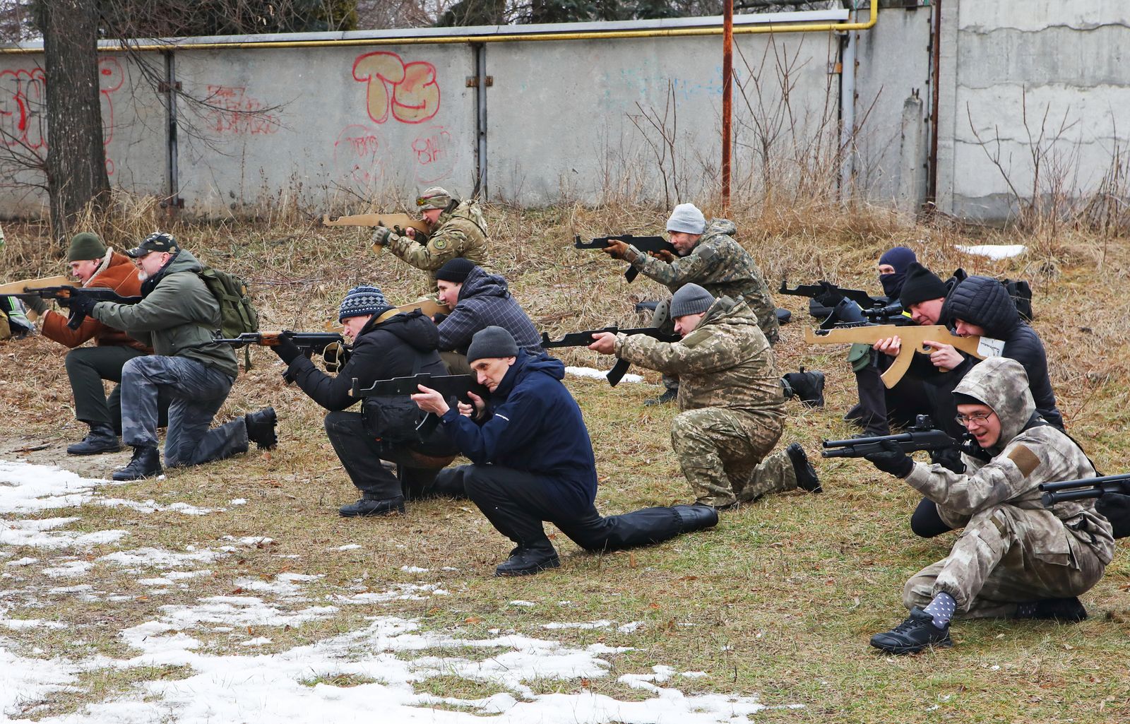 أشخاص يشاركون في تمرين عسكري للمدنيين أجراه قدامى المحاربين في كتيبة آزوف التابعة للحرس الوطني الأوكراني في خاركوف، أوكرانيا 19 فبراير 2022.  - REUTERS