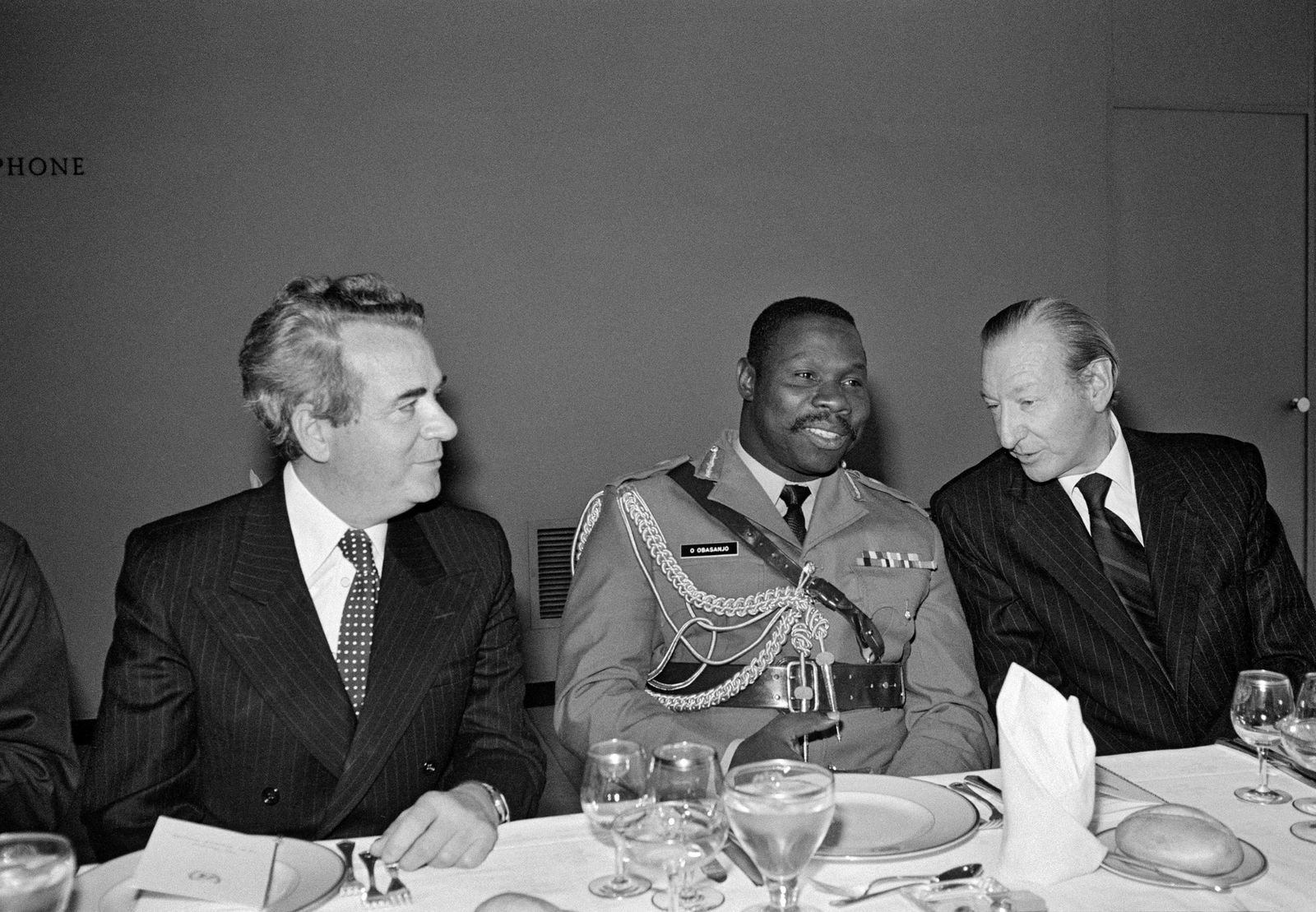صورة بتاريخ 1977 تظهر رئيس نيجيريا السابق أولوسيجون أوباسانجو (وسط) يلتقي بالأمين العام للأمم المتحدة كورت فالدهايم - Photo12 via AFP