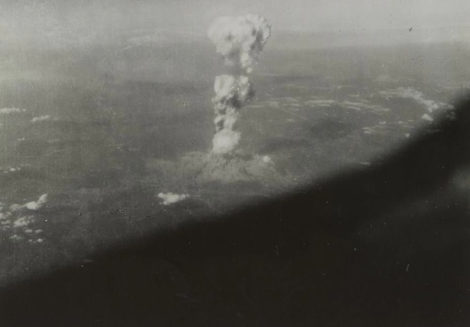 سحابة الفطر الشهيرة (عيش الغراب) تنبعث في سماء مدينة هيروشيما باليابان بعد أن أسقطت الولايات المتحدة أول قنبلة ذرية عليها في 6 أغسطس 1945 - defense.gov