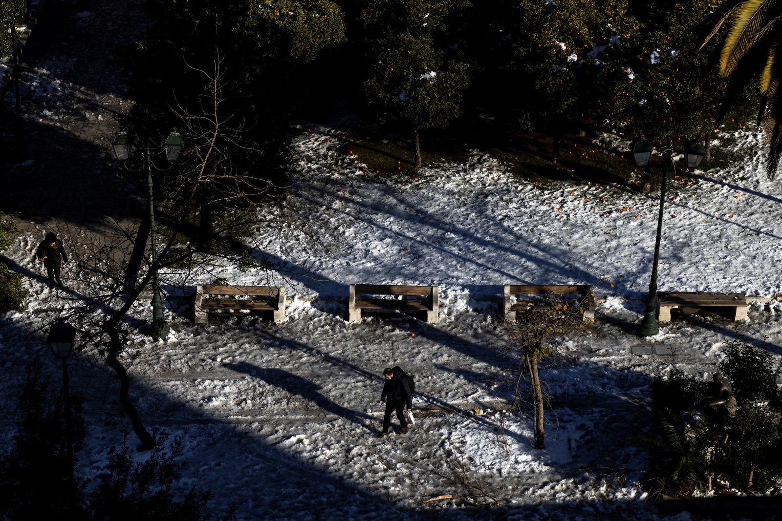 أشخاص يشقون طريقهم في ميدان 