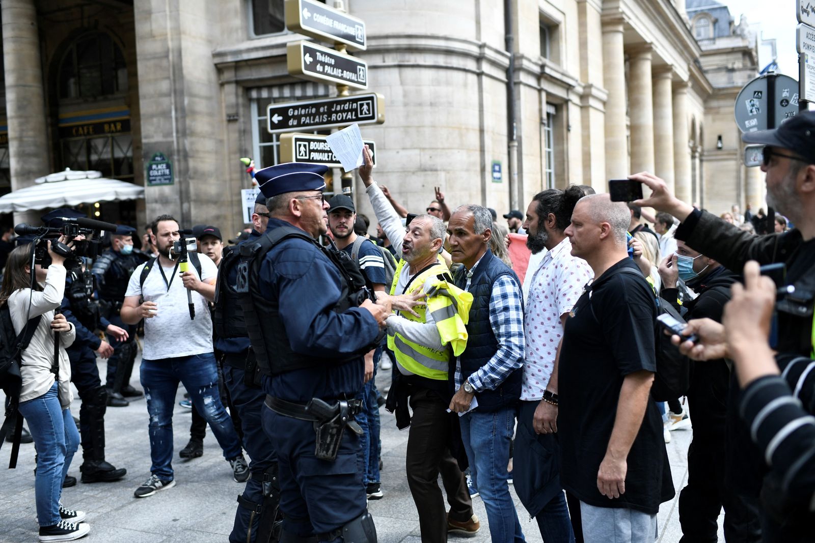 جانب من المظاهرات ضد استخدام الشهادة الصحية في العاصمة الفرنسية باريس - 5 أغسطس 2021  - AFP