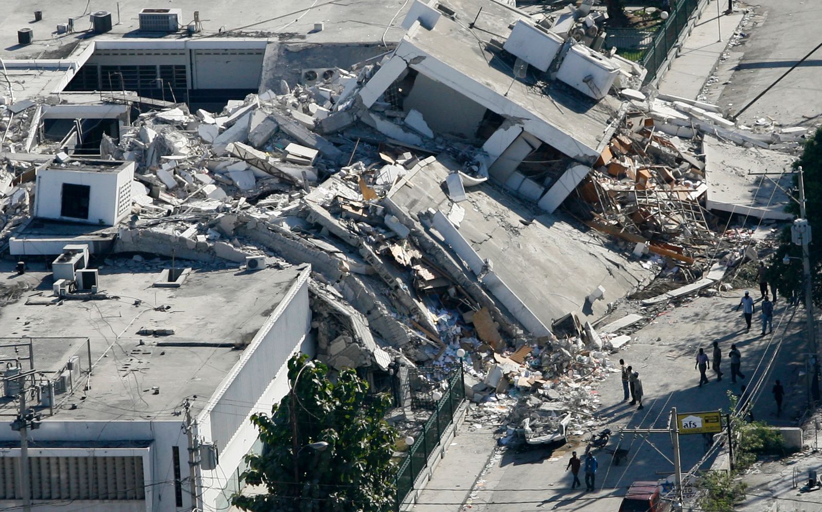 مبنى انهار في بورت أو برنس بعد الزلزال - 17 يناير 2010 - REUTERS