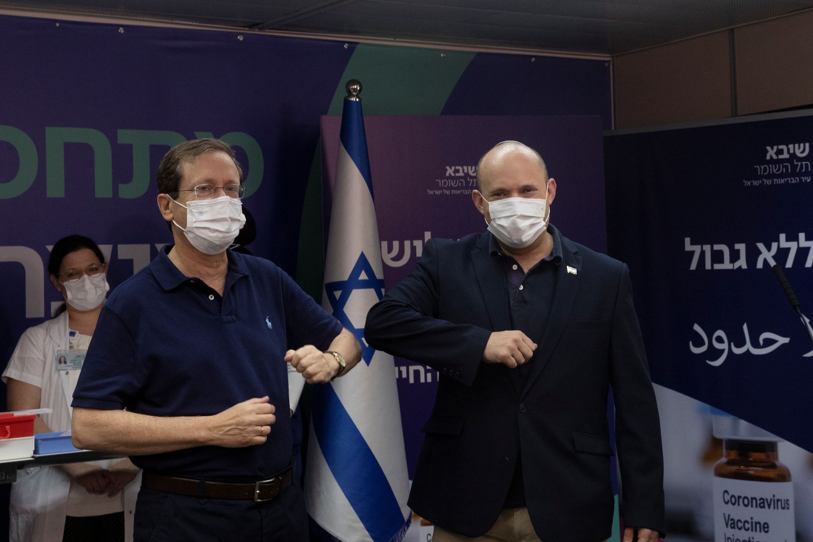 الرئيس الإسرائيلي إسحاق هرتسوج مع رئيس الوزراء نفتالي بينيت، بعد أن تلقى جرعة ثالثة من اللقاح المضاد لفيروس كورونا - 30 يوليو 2021 - REUTERS