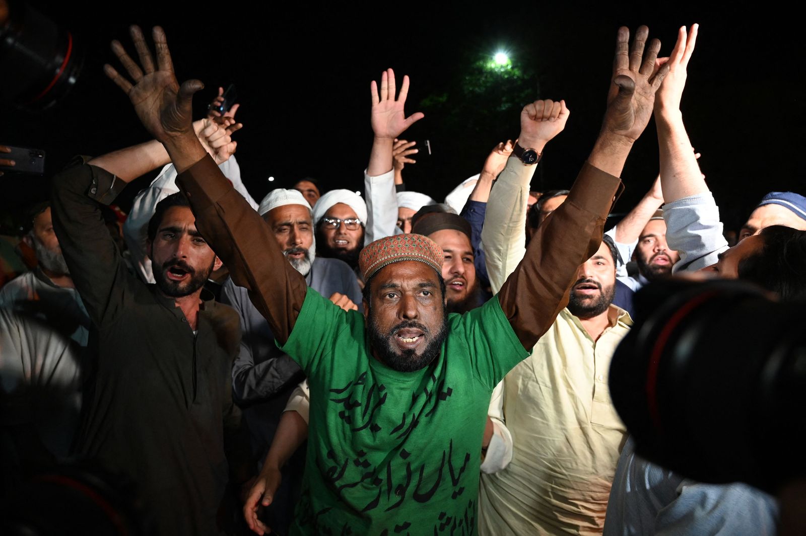 Opposition parties supporters chant slogans against dismissed Pakistan's prime minister Imran Khan outside the parliament house building in Islamabad on April 10, 2022. - Imran Khan was dismissed on April 10 as Pakistan prime minister after losing a no-confidence vote in parliament following weeks of political turmoil. (Photo by Aamir QURESHI / AFP) - AFP