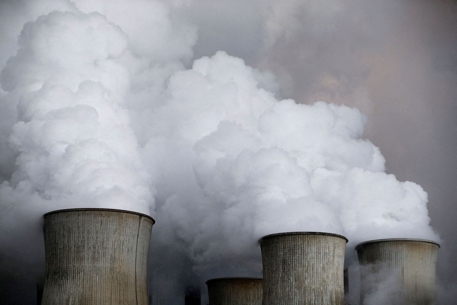 البخار يتصاعد من أبراج التبريد في محطة توليد الكهرباء بالفحم في نيدراوسيم- ألمانيا- 3 مارس 2016 - REUTERS