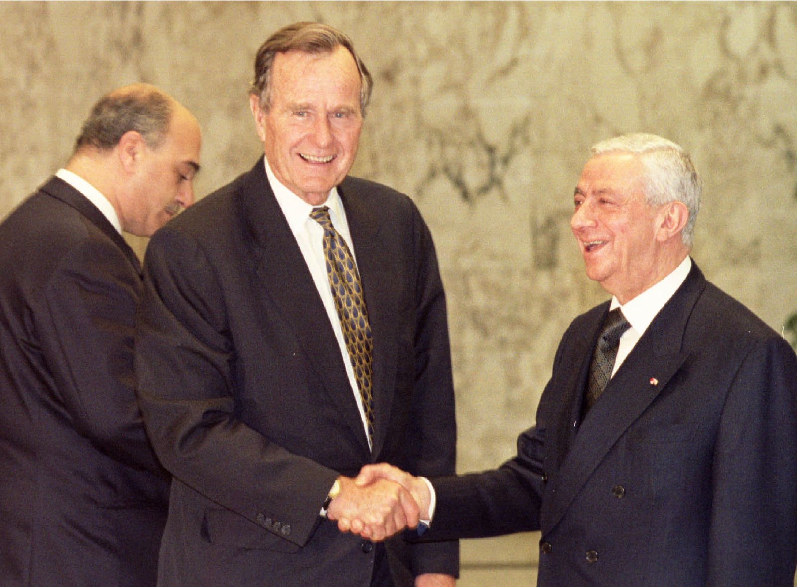 الرئيس اللبناني الراحل إلياس الهراوي خلال لقاء مع الرئيس الأميركي الراحل جورج بوش في بيروت- 26 مارس 1983 - X00237