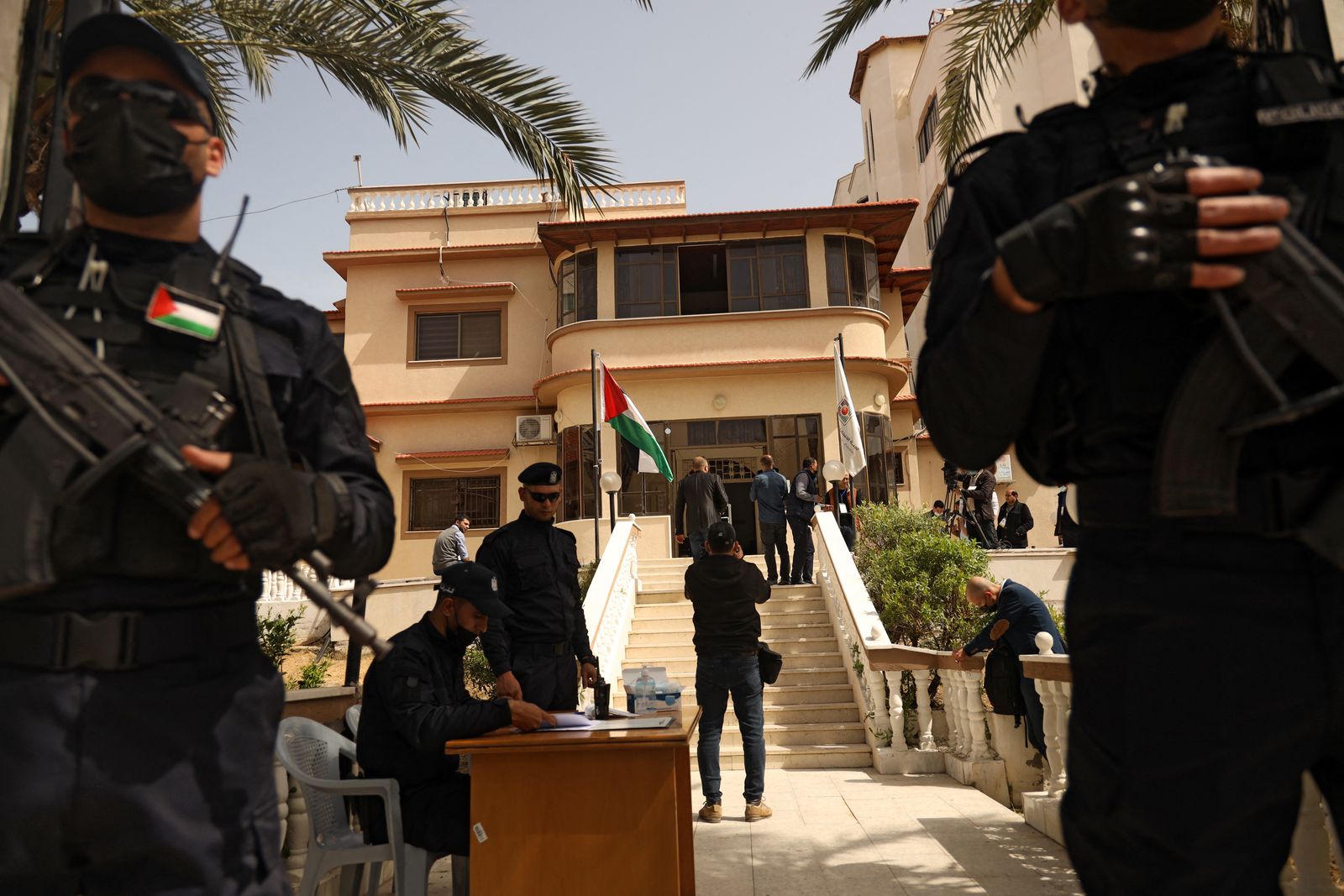 ضباط الشرطة أمام مكتب لجنة الانتخابات المركزية في غزة، 20 مارس 2021 - AFP