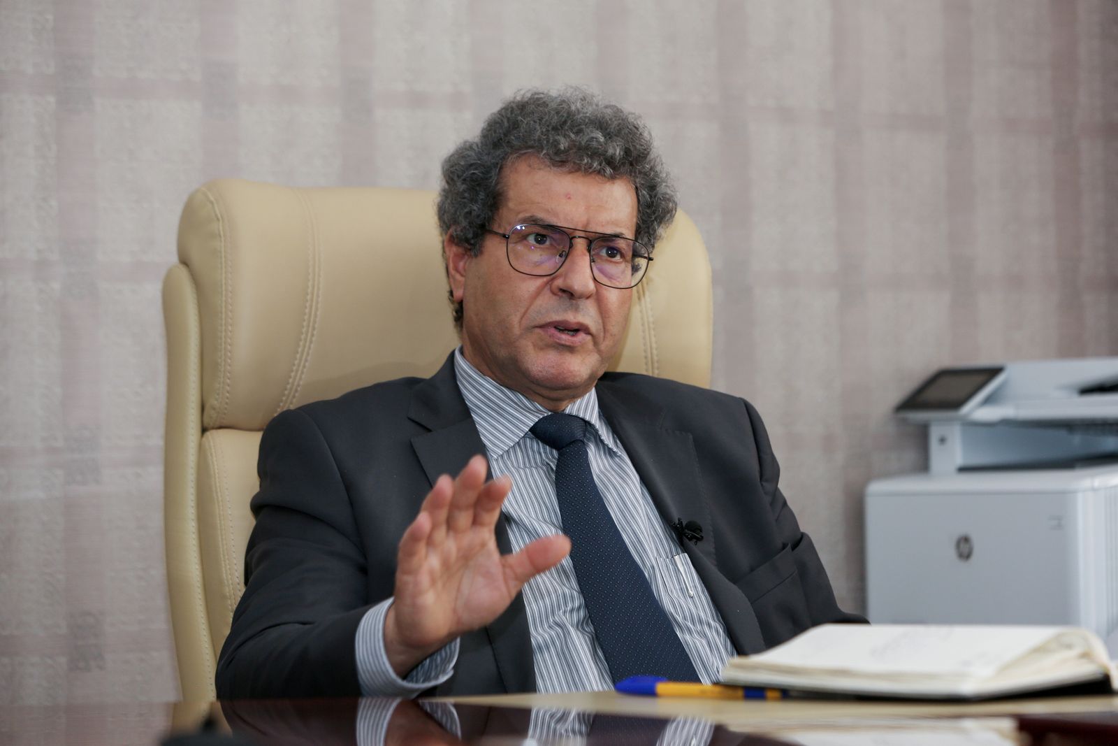 وزير النفط في حكومة الوحدة الوطنية الليبية محمد عون خلال مقابلة مع 