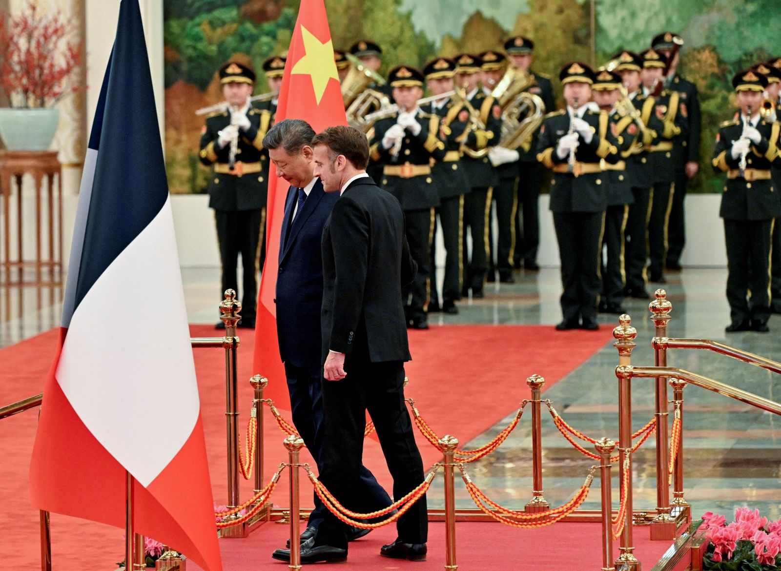 France’s President Emmanuel Macron (R) and China’s President Xi Jinping (L) walk after reviewing honour guards during a state visit at the Great Hall of the People in Beijing on December 4, 2025.    ADEK BERRY/Pool via REUTERS