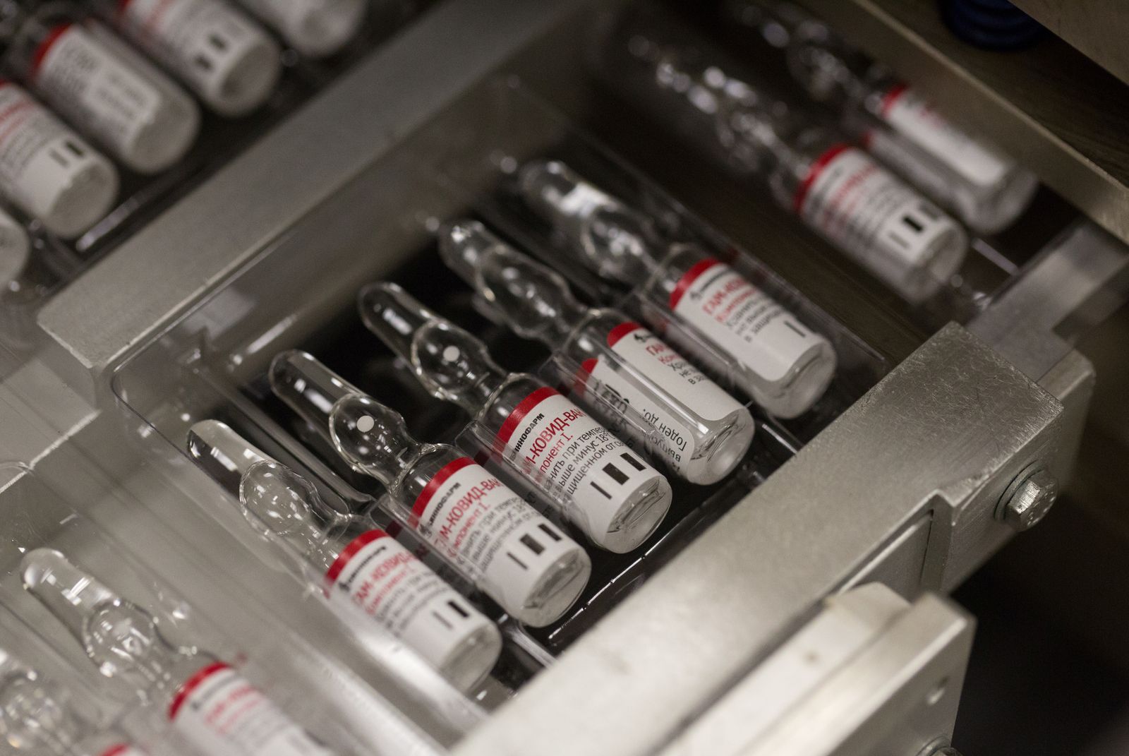 قوارير معبأة باللقاح الروسي Gam-COVID-Vac المضاد لكورونا في مركز أدوية قرب موسكو - via REUTERS
