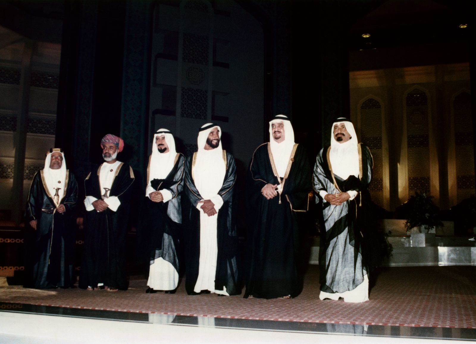 الشيخ عيسى الثاني بن سلمان الثاني آل خليفة أمير البحرين الراحل، وسلطان عمان قابوس بن سعيد وأمير الكويت الراحل جابر الأحمد الصباح، وحاكم دبي الشيخ محمد بن راشد آل مكتوم، مع الملك السعودي الراحل فهد بن عبد العزيز آل سعود (إلى اليمين) والشيخ خليفة بن حمد آل ثاني أمير قطر الراحل، عمان 1987  - AFP