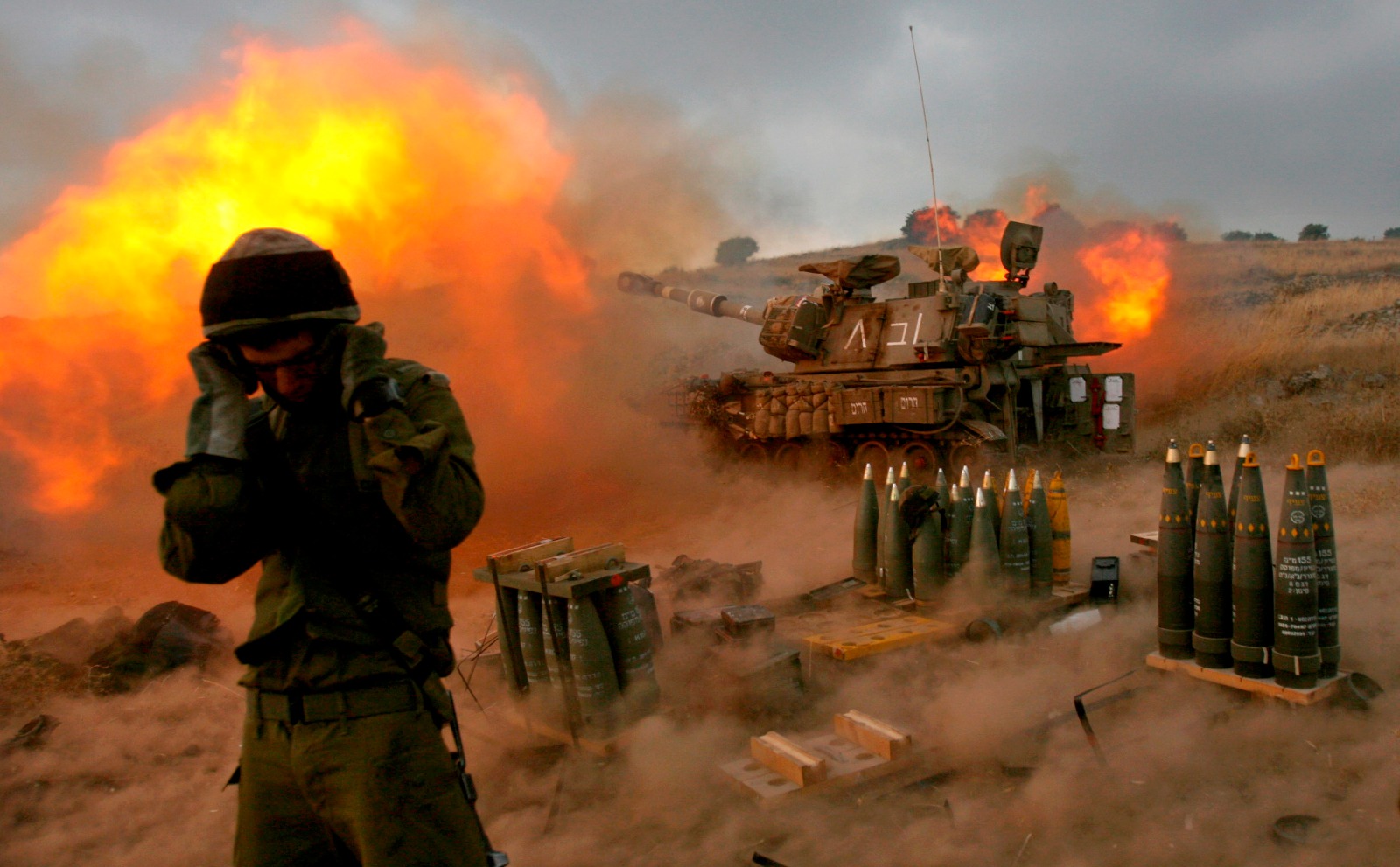 جندي إسرائيلي أثناء إطلاق قذائف على جنوب لبنان خلال حرب 2006 بين غسرائيل وحزب الله. 13 يوليو 2006