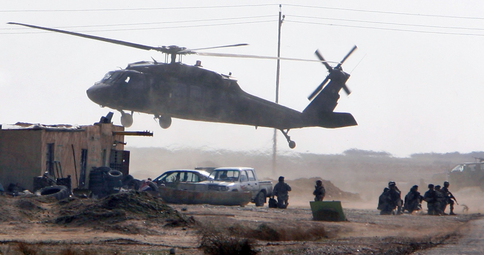 مروحية من طراز بلاك هوك تابعة للجيش الأميركي تهبط لإخلاء قوات قرب مدينة تكريت شمال العراق. 17 فبراير 2006