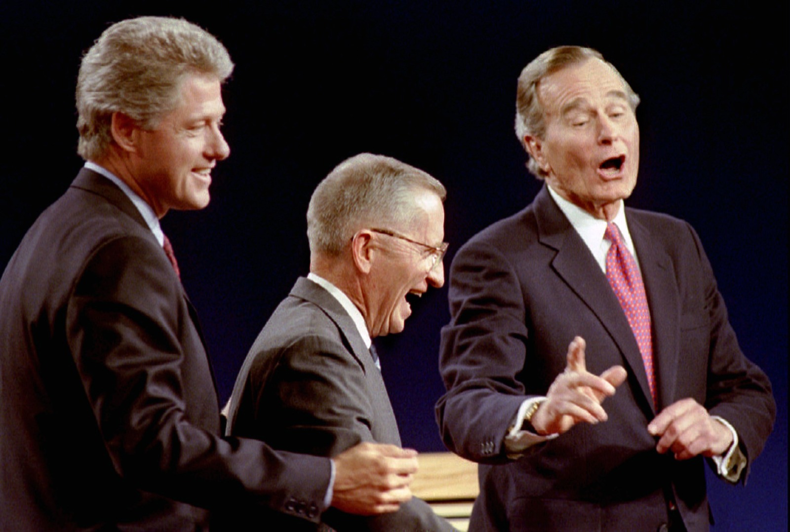 بيل كلينتون (يسار) روس بيرو (وسط) وجورج بوش في اختتام المناظرة الرئاسية. 19 أكتوبر 1992