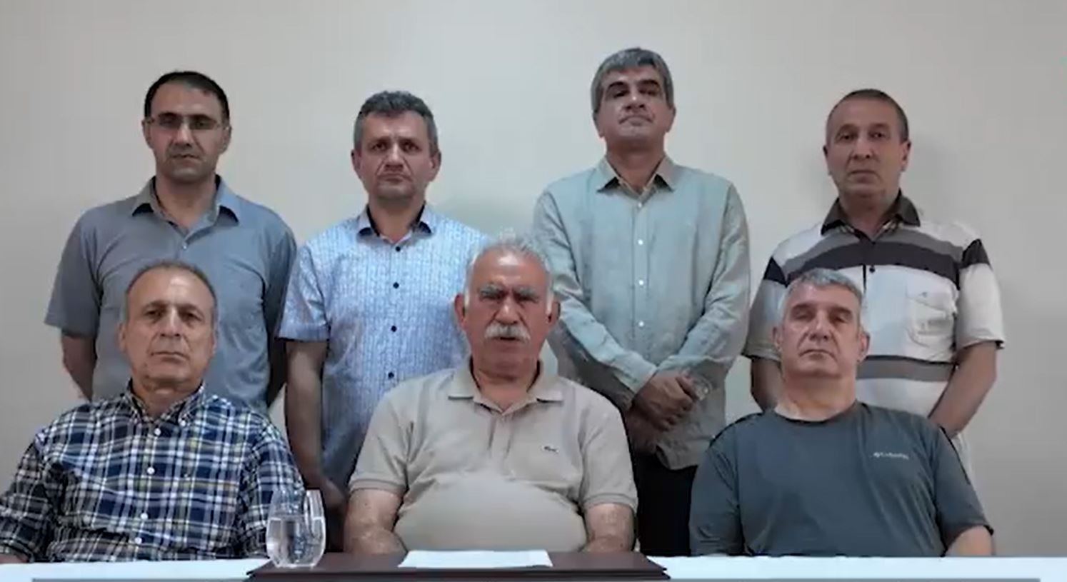 لقطة من فيديو لزعيم الأكراد المسجون عبد الله أوجلان يعلن فيه انتهاء الكفاح المسلح ضد الدولة التركية نشر في 9 يوليو 2025