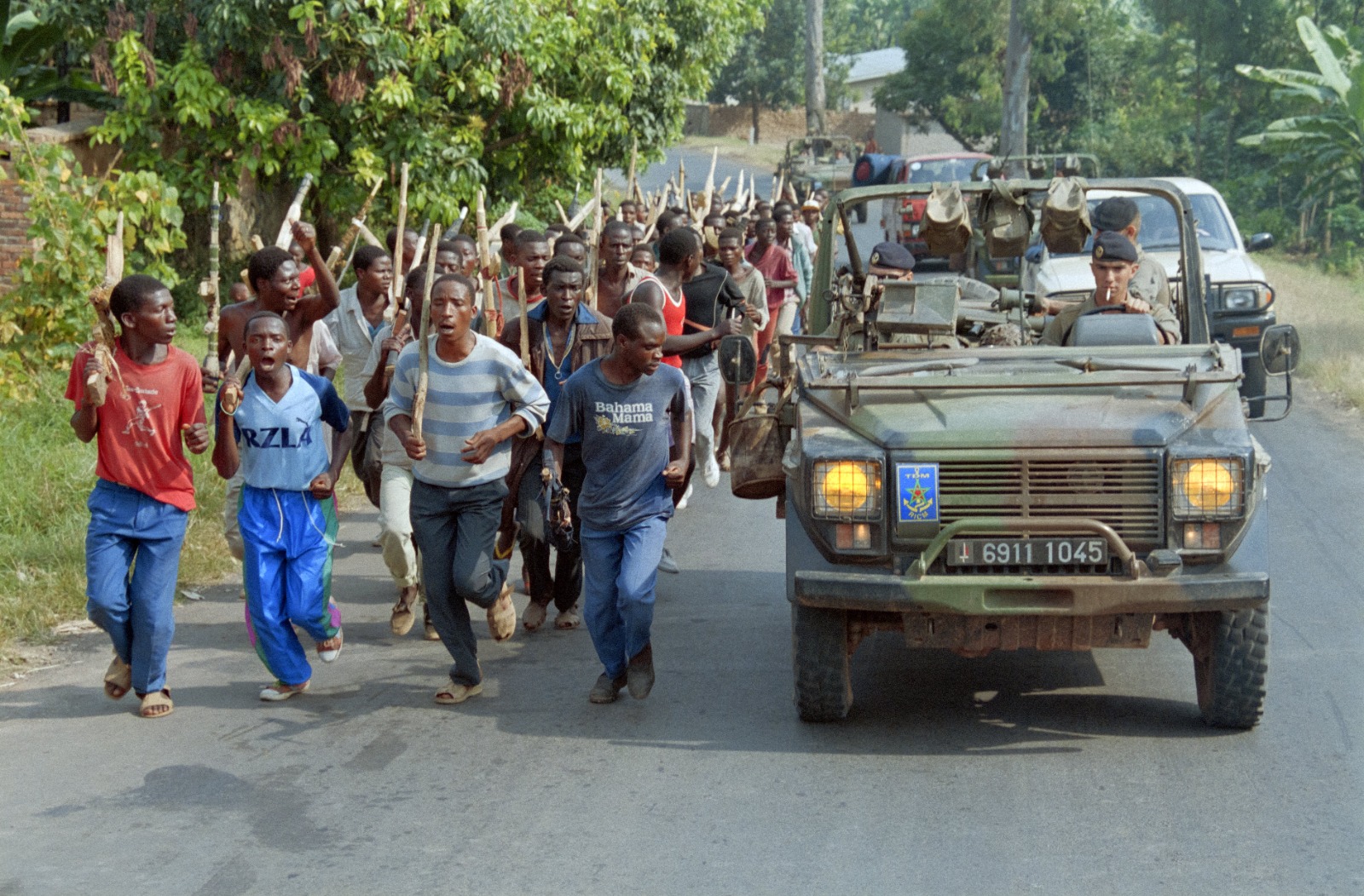 جنود فرنسيون خلال دورية يمرون أمام قوات الهوتو في رواندا. 27 يونيو 1994