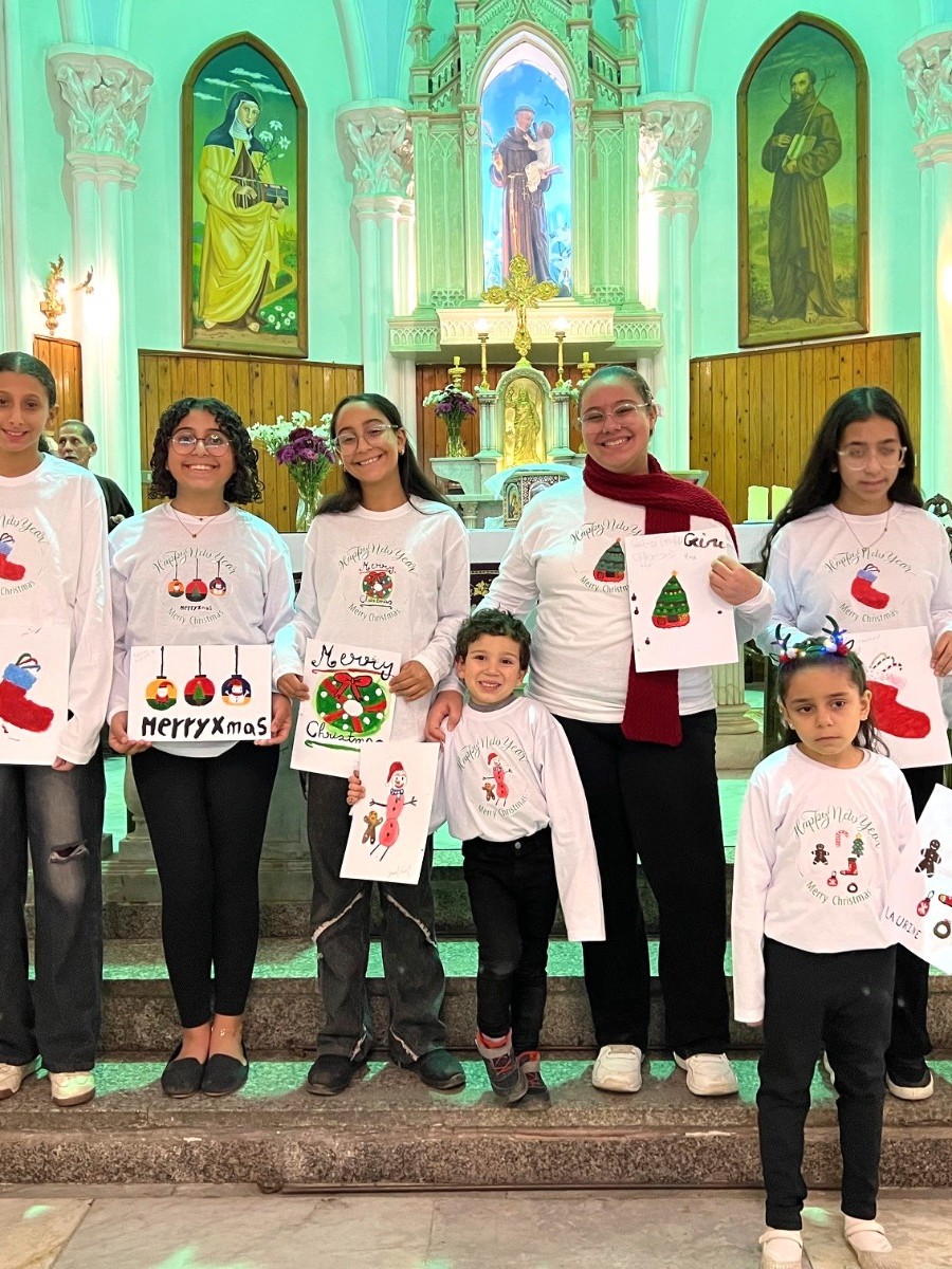أطفال القاهرة يحيون"كورال الميلاد" بالرسم والموسيقى 