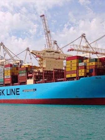 سفينة تابعة لـ"ميرسك" تكمل أول رحلة عبر البحر الأحمر منذ نحو عامين 