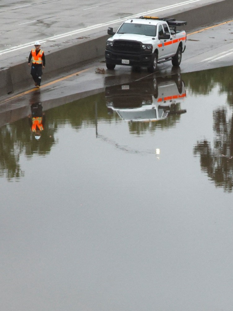 سيول تجتاح جنوب كاليفورنيا والسلطات تدعو السائقين إلى عدم القيادة 